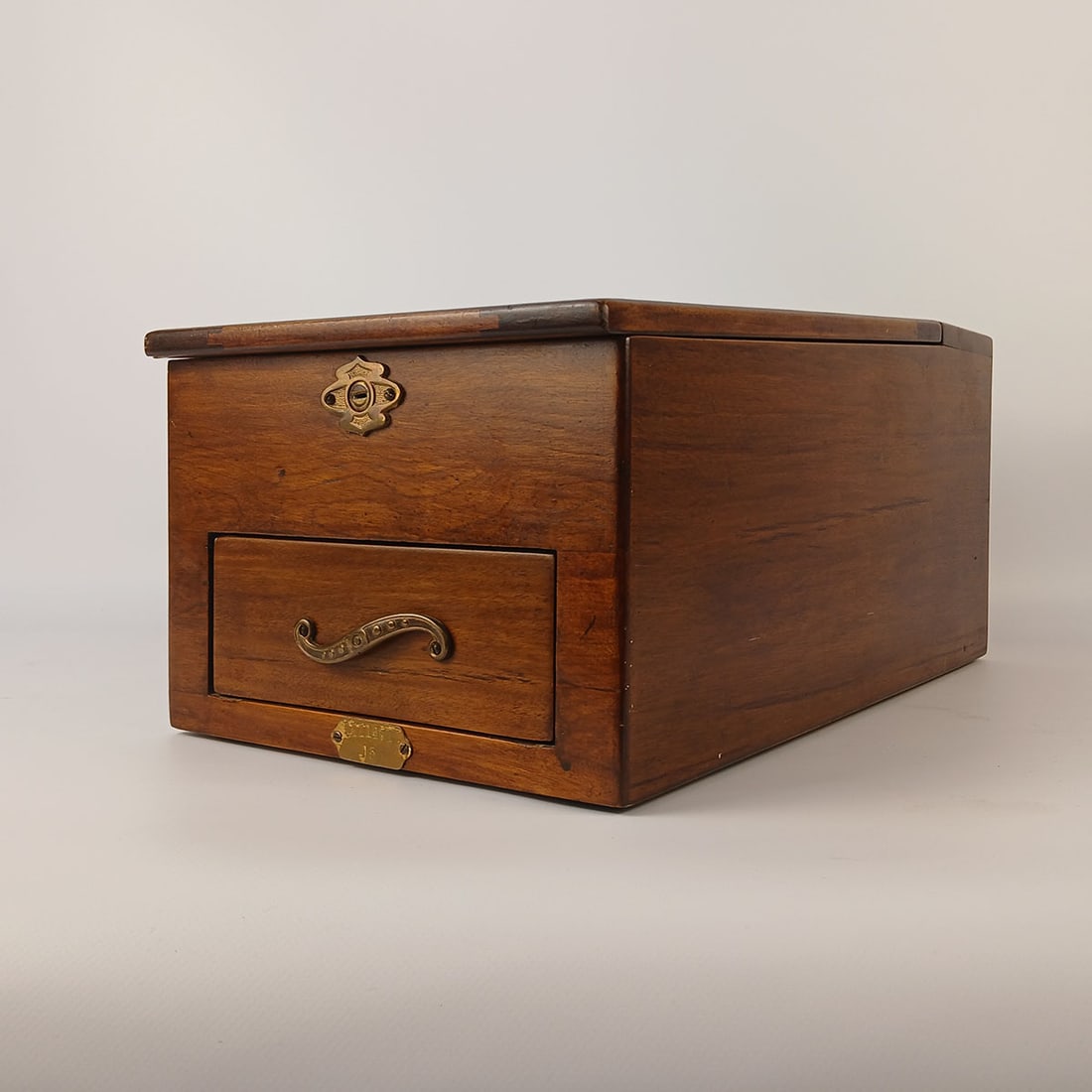 Incomplete National Autographic Register Model 15: Incomplete National Cash Register Co. Autographic Register Model 15. This model features a nice oak case with brass hardware. Serial No.: 1111471. Dimensions (H x W x D): 22 x 26 x 49 cm. Condition: G