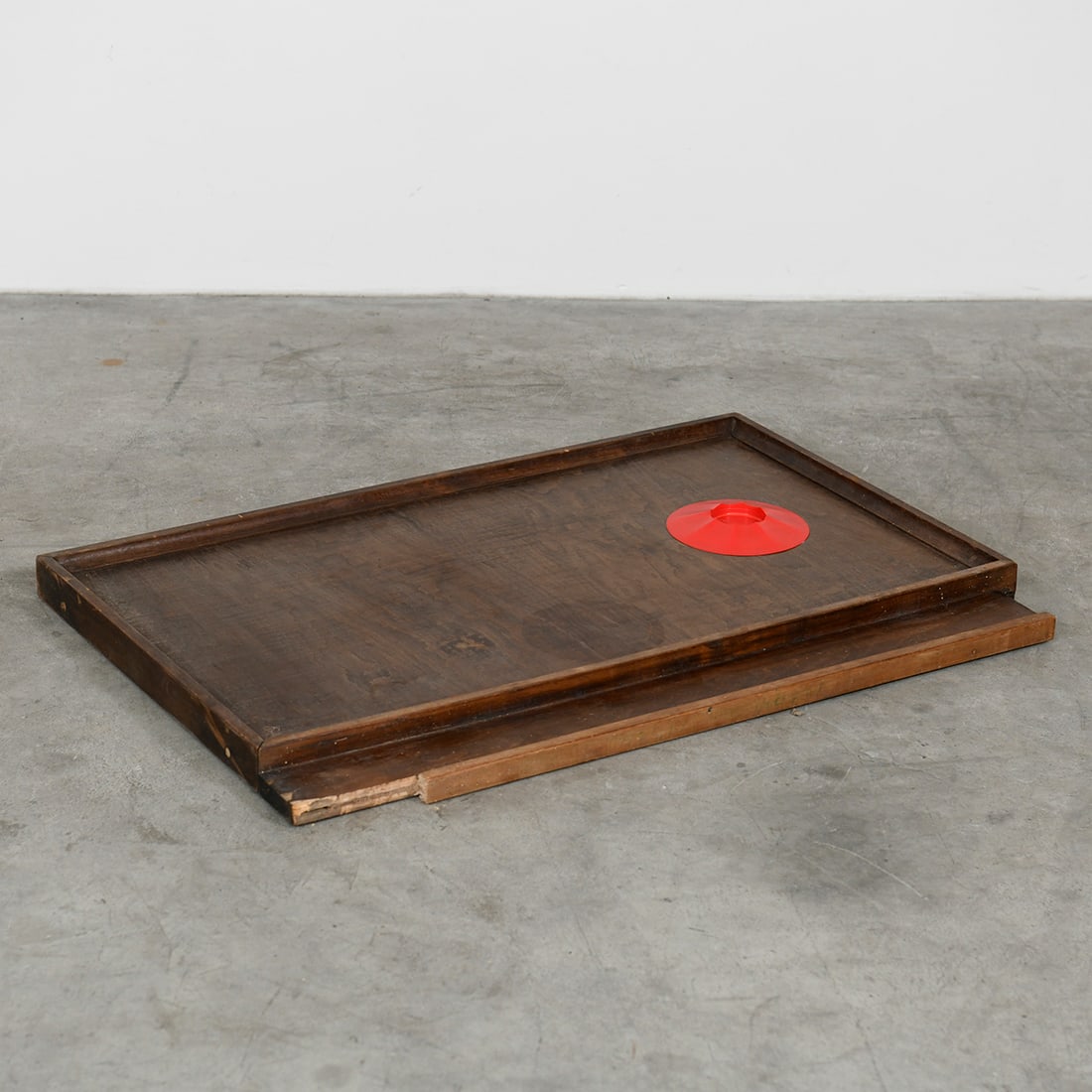 Vintage Dutch Wooden Marble Game - Knikkerbaan: Vintage Dutch wooden marble game "Knikkerbaan" with a central red plastic receptacle. Comes with a bag of glass marbles. Good visual condition. Dimensions (H x W x D): 5 x 96 x 65 cm. Condition: Good.