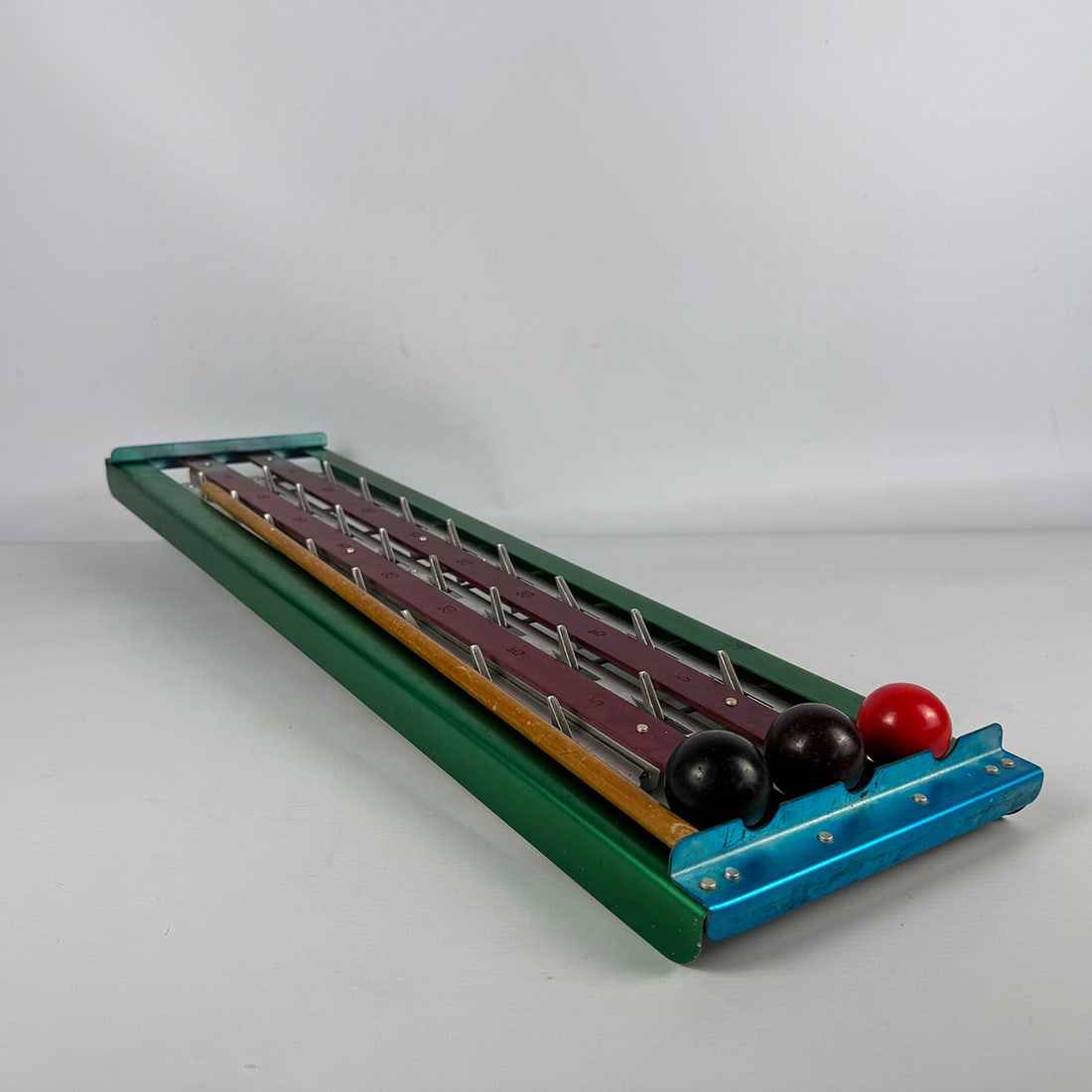 Billiards-style table game with three balls and a cue. (1 of 10)