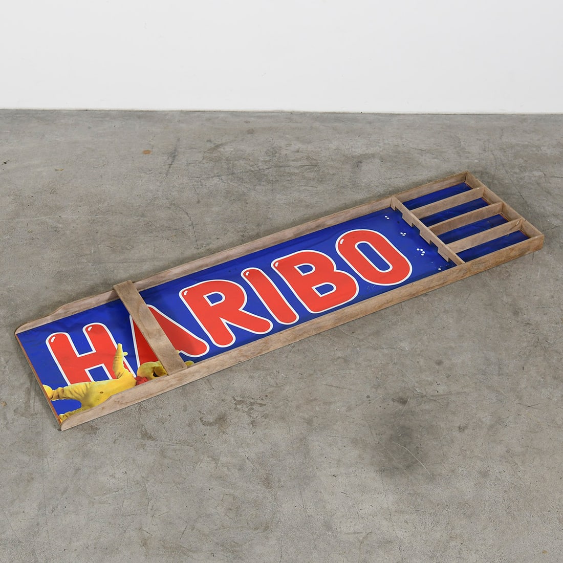 Branded Tabletop Shuffleboard Set with Haribo Graphics on the Surface: Branded Tabletop Shuffleboard Set with Haribo Graphics on the Surface. Traditional Dutch table game. Good visual condition. Dimensions (H x W x D): 7 x 40 x 160 cm. Condition: Good. Location: The Neth