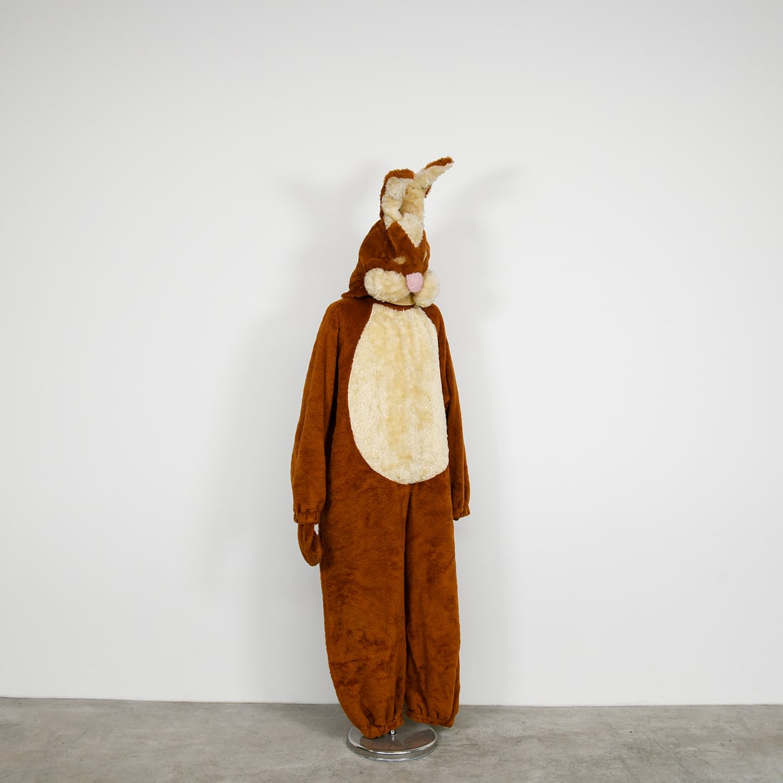 Two-piece Easter Bunny Costume Consisting of a Full-body Suit and Matching Head: Two-piece Easter bunny costume consisting of a full-body suit and matching rabbit head. Brown plush-style costume with contrasting light-colored belly and long ears, suitable for seasonal events, perf