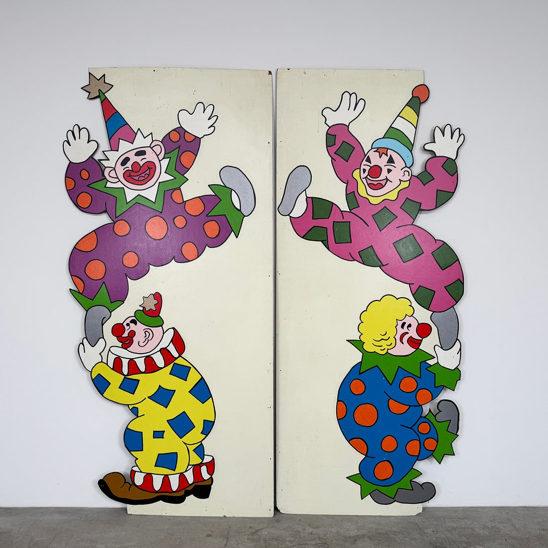 2x signs Entrance clowns left and right: Set of two decorative entrance panels featuring colorful clown figures. Each panel depicts two cheerful clowns in bright costumes, designed to be placed on the left and right side of an entrance or