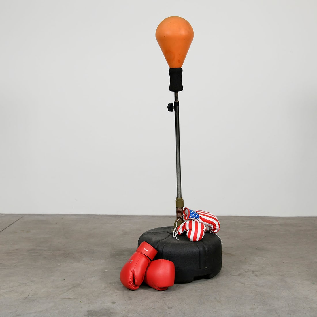 Lot of Freestanding Reflex Punching Bag with Two Pairs of Boxing Gloves: Lot of freestanding reflex punching bag with two pairs of boxing gloves. Good visual condition, showing wear and some light surface rust. Dimensions (H x W x D): 140 x 48 x 48 cm. Condition: Good.