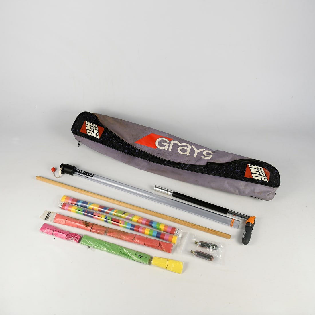 Lot of Magic Effects and Wand Confetti Shooters, Confetti Refills and 2 Gas Cartridges: Set consisting of a Magic Effects confetti shooter and a wand confetti shooter, supplied with confetti refills and two gas cartridges. Includes a Gray’s carrying bag. Working condition untested. Goo