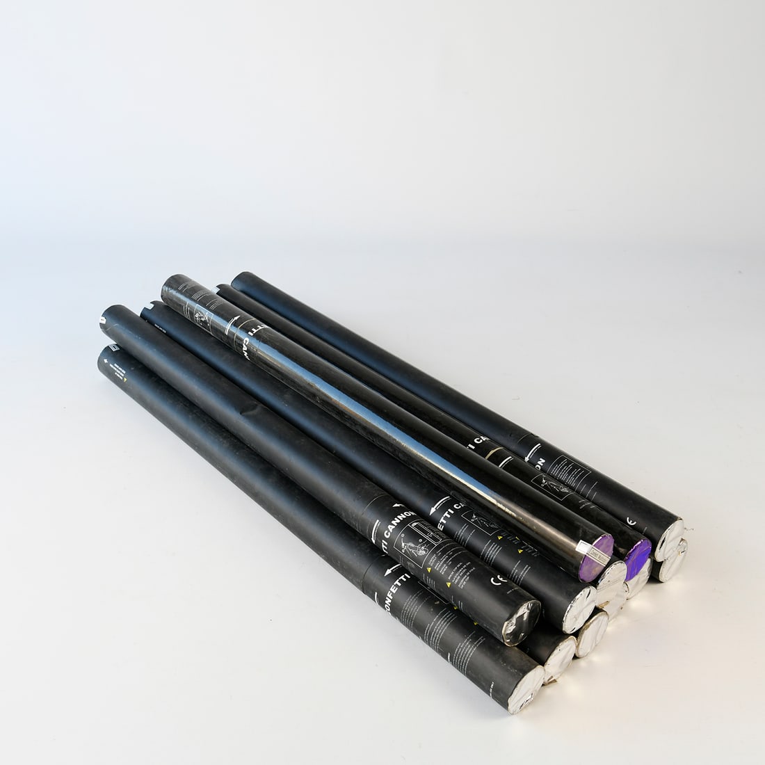 Lot of 12 Manually Fired 80 cm Confetti Cannons: Lot of 12 manually fired 80 cm confetti cannons. Working condition untested. Very good visual condition, showing some wear. Dimensions (H x W x D): 79 x 5 x 5 cm. Condition: Very Good. Location: The N