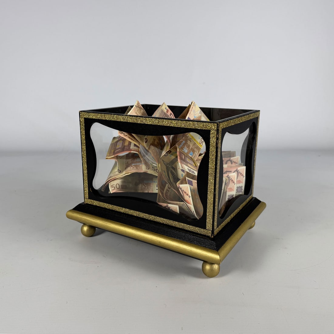 Special Charity Lot from Hans Kazan: Personally Performed Magic Trick: This lot features the magic trick personally performed by Hans Kazan in various TV shows and commercials, and it will also be performed at the official opening of the first preview day for the Magic,