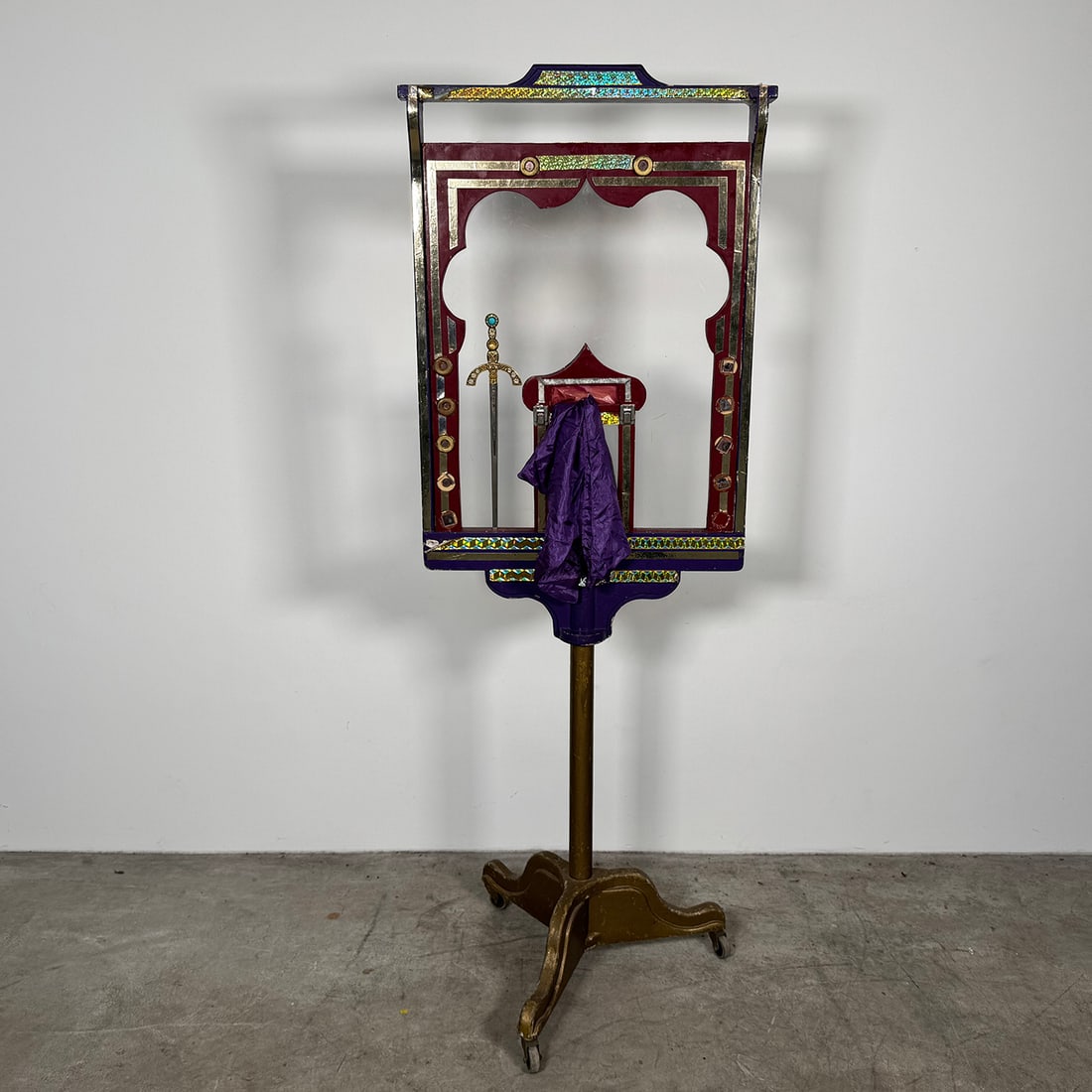 Very Rare Antique Gerrit Du Pre (Ali & Suleika) Cloth or Sword Through Glass Penetration Illusion: Very rare antique Gerrit Du Pre (Ali & Suleika) cloth or sword through glass penetration illusion. A small blade and a purple cloth are included with the illusion. The magician demonstrates that the r