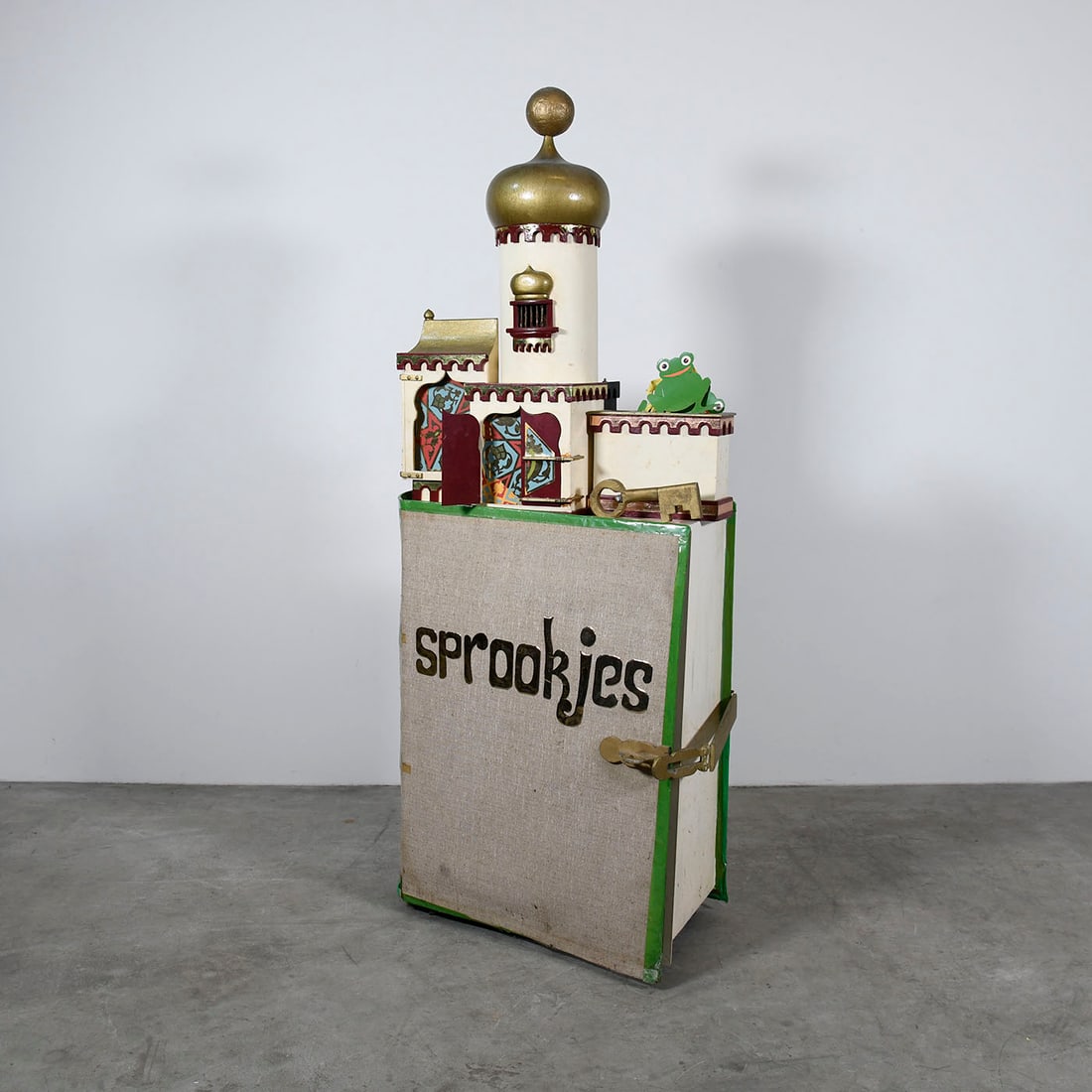 Unique Dutch Fairy Tale Book "De Kikker Koning" Children's Magic Trick: Unique Dutch fairy tale book "De Kikker Koning" (The Frog King) children's magic trick. The lot includes an oversized book case with a key, storing inside the frog kings castle miniature, various magi