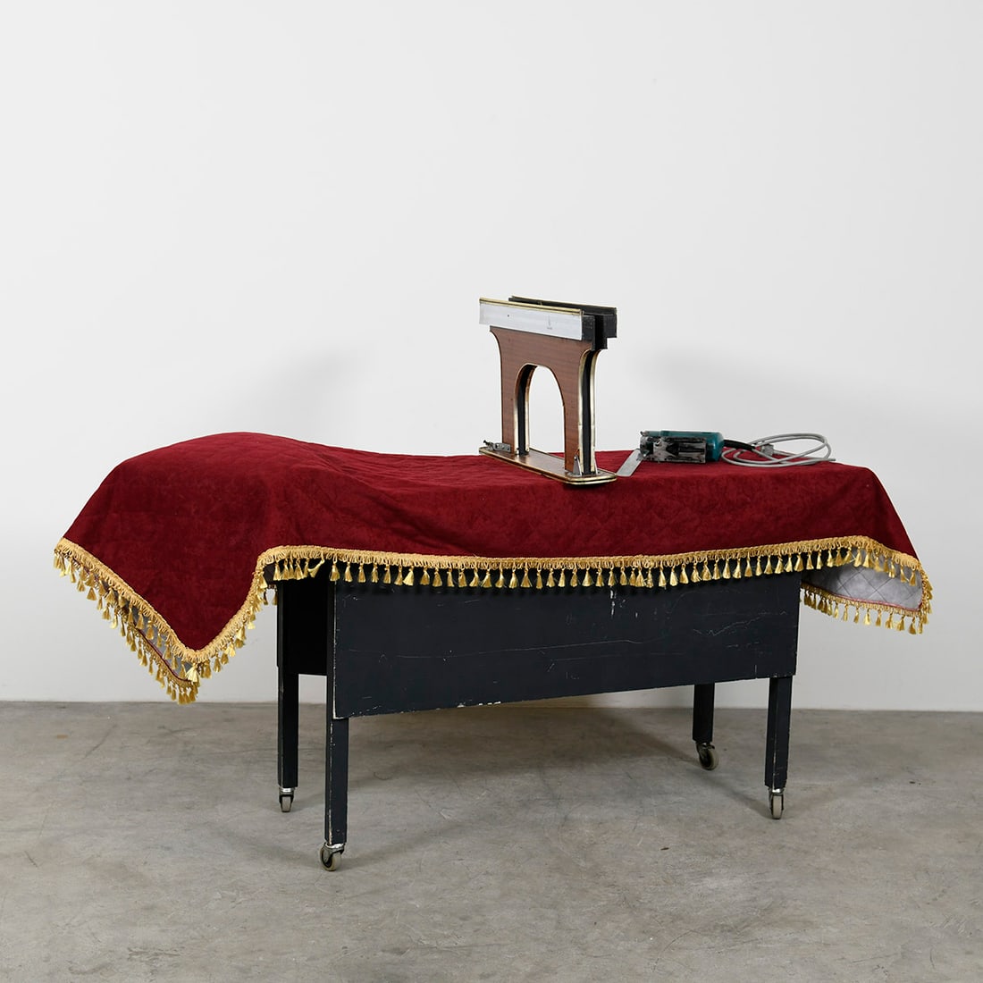 "Black & Decker" Electric Saw Penetration Illusion: "Black & Decker" electric saw penetration illusion. The lot consists of a black folding table base on wheels, a green wooden tabletop suitcase containing the electric saw, two saw blades and an extens