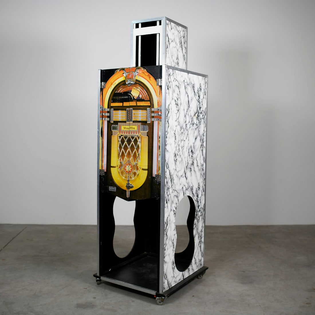 Classic "Jukebox" Twister Stage Illusion (1 of 5)