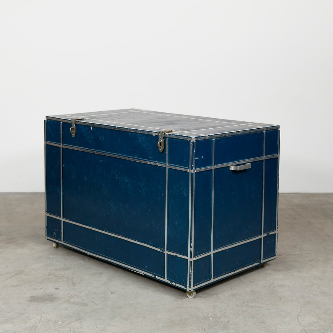 Classic "Metamporphosis" Stage Illusion Box: Classic "Metamporphosis" stage illusion box. It comes with a bag, chains and locks, but without a large masking curtain. See our provided video link for an example of how this kind of an illusion is p