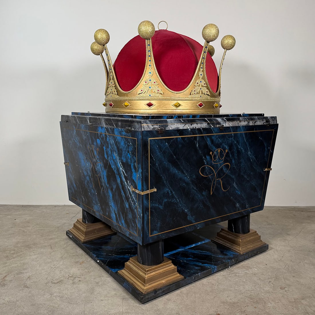 Unique "Crown" Production Stage Illusion Designed by Royce and Built by Piet Boer: Unique "Crown" production stage illusion designed by Royce and only one example ever built together with Piet Boer in 1969. The illusion was first performed in Efteling ca. 1970 and was performed ther