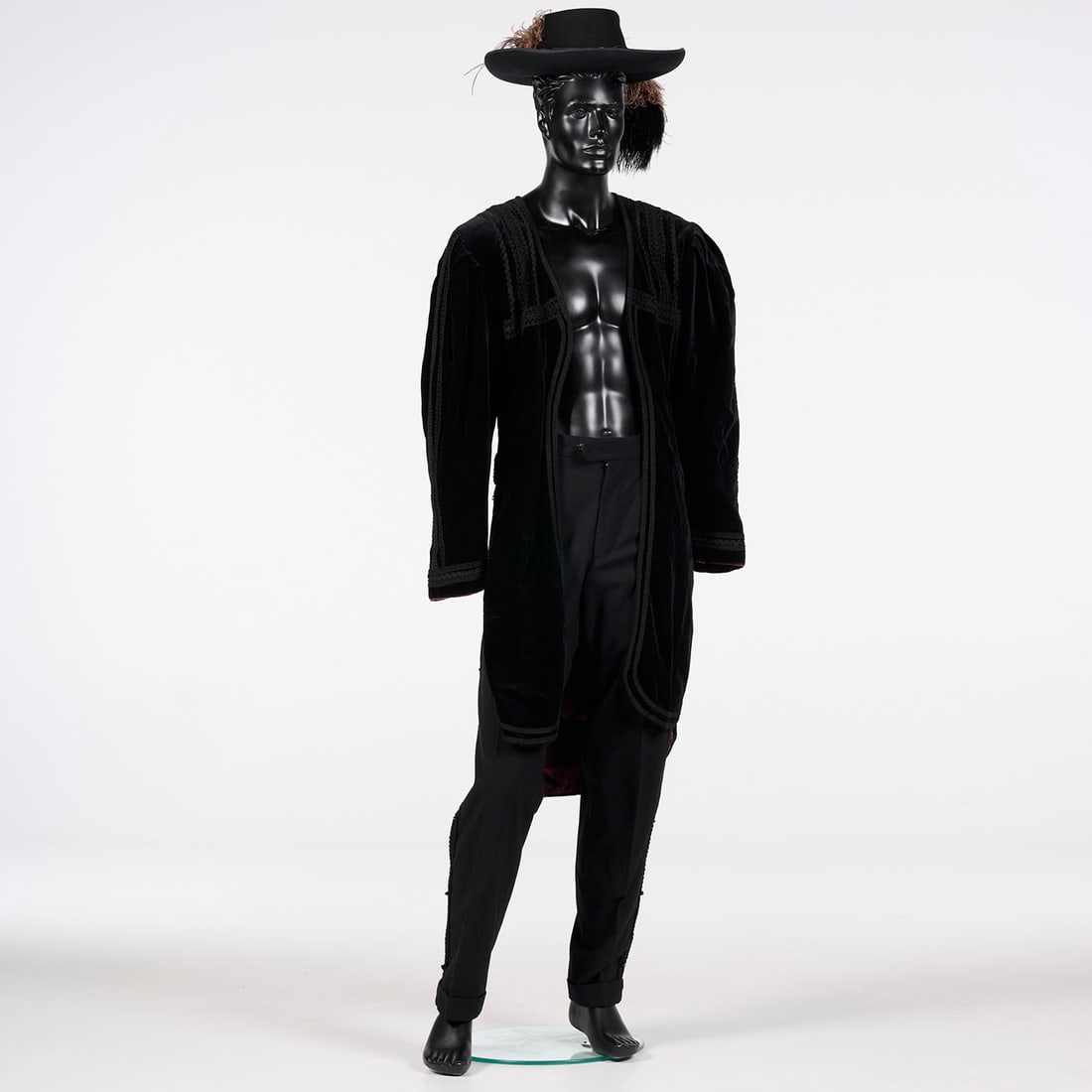 Original Costume Including a Hat Used by Royce to Perform the "Auto Production Box" Illusion: Original costume including a hat used by Royce to perform the "Auto Production Box" illusion. This costume fits various sizes. Please use our provided images to judge the condition. Location: The Neth