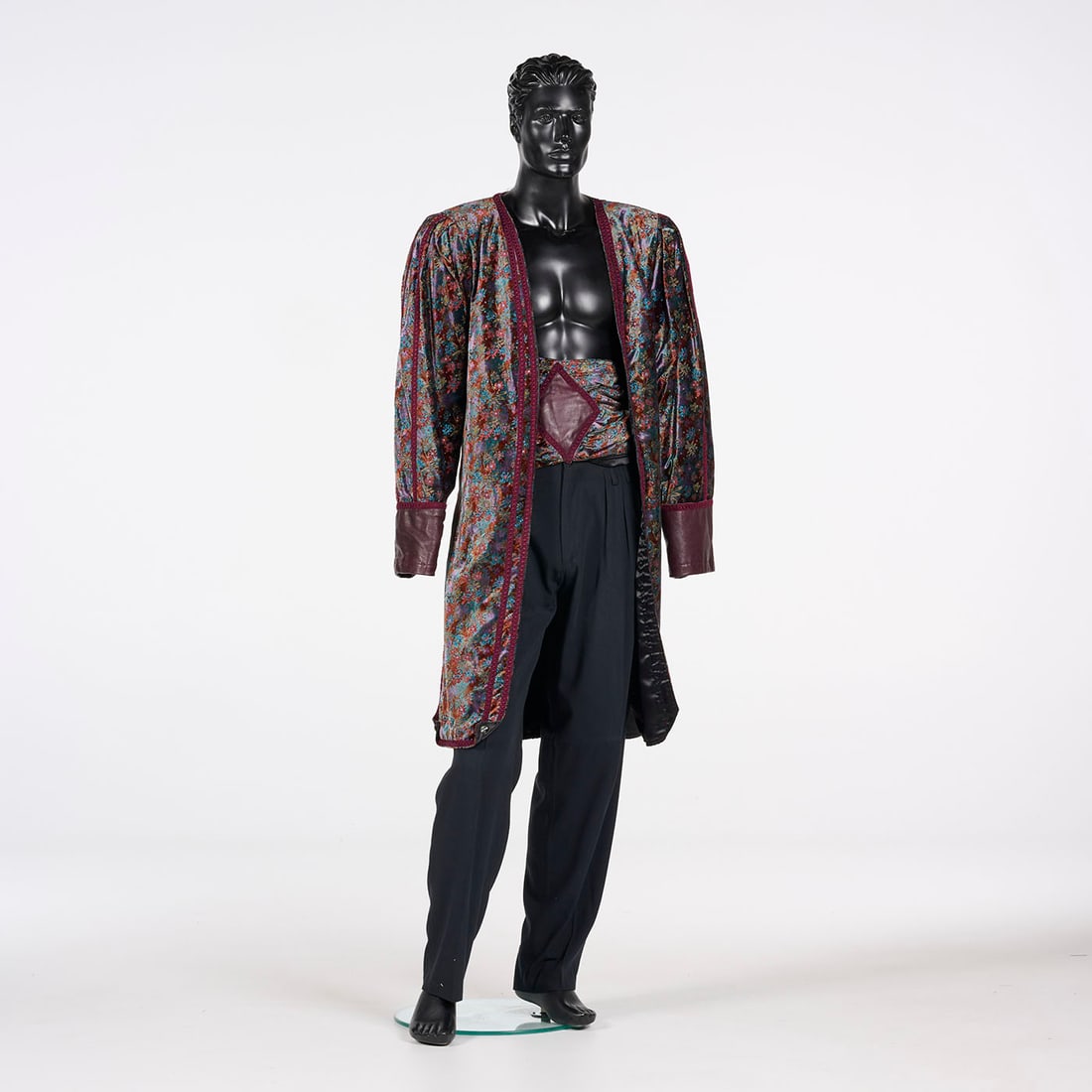 Original Costume Used by Royce to Perform the "Block Table" Illusion: Original costume used by Royce to perform the "Block Table" illusion. Royce was 176 cm tall and weighed 78 kg, his measurements were 46/48. Please use our provided images to judge the condition. Locat