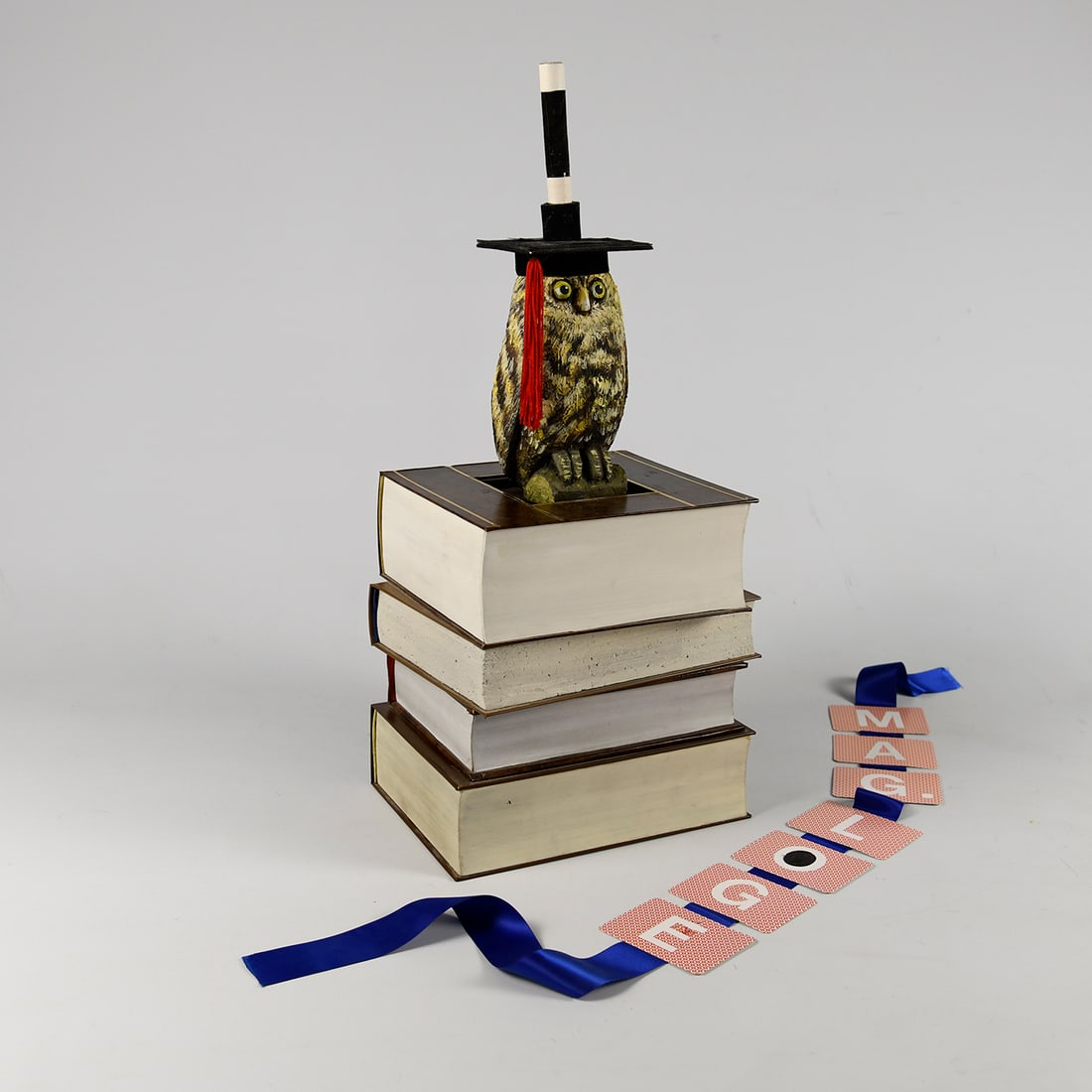 Small "Owl and Books" Illusion Designed by Royce: Small "Owl and Books" illusion designed by Royce. The illusion was used to promote Tommy Wonder's 1996 book launch. Very good visual condition, showing some wear. Dimensions (H x W x D): 46 x 25 x 178