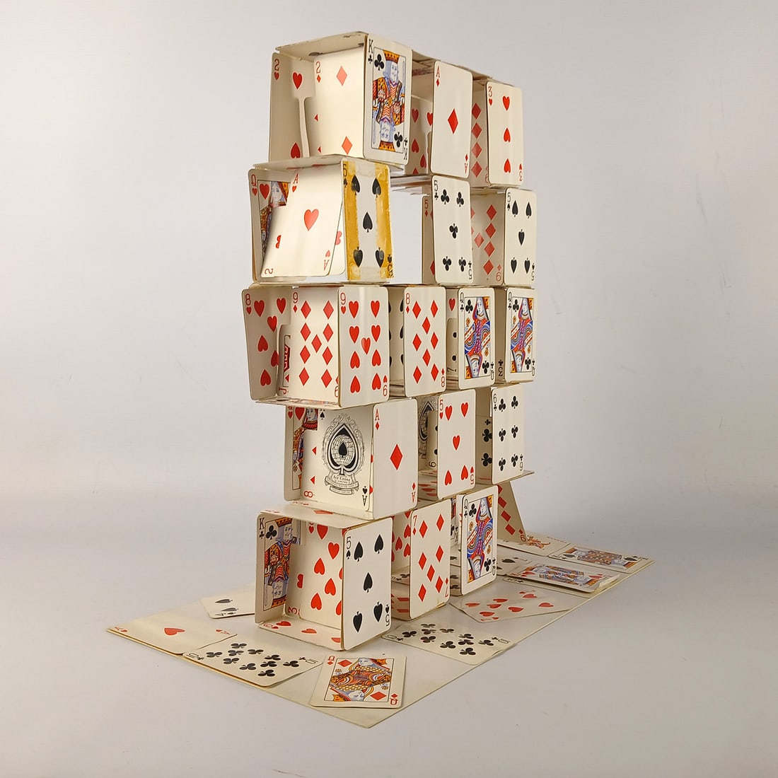 Fold-out House of Cards (1970s) from the Royce Collection: Fold-out house of cards (1970s) from the Royce collection. Fair visual condition, require some repairs. Dimensions (H x W x D): 1 x 46 x 28 cm. Condition: Fair. Location: The Netherlands, Tilburg.