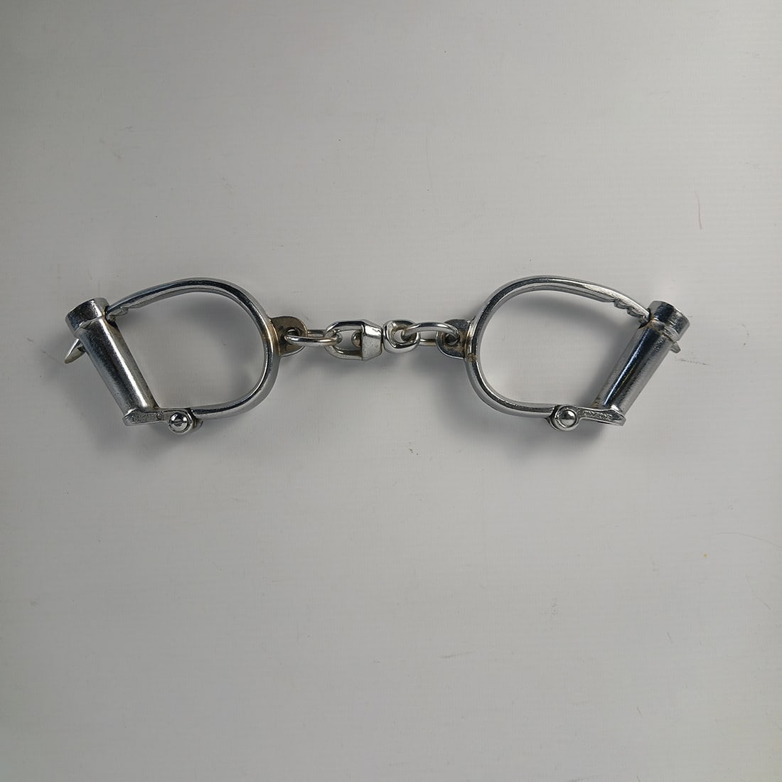 Vintage Magic Prop Handcuffs from the Royce Collection: Vintage magic prop handcuffs from the Royce collection. Good visual condition, showing some wear. Dimensions (H x W x D): 2 x 24 x 7 cm. Condition: Good. Location: The Netherlands, Tilburg.