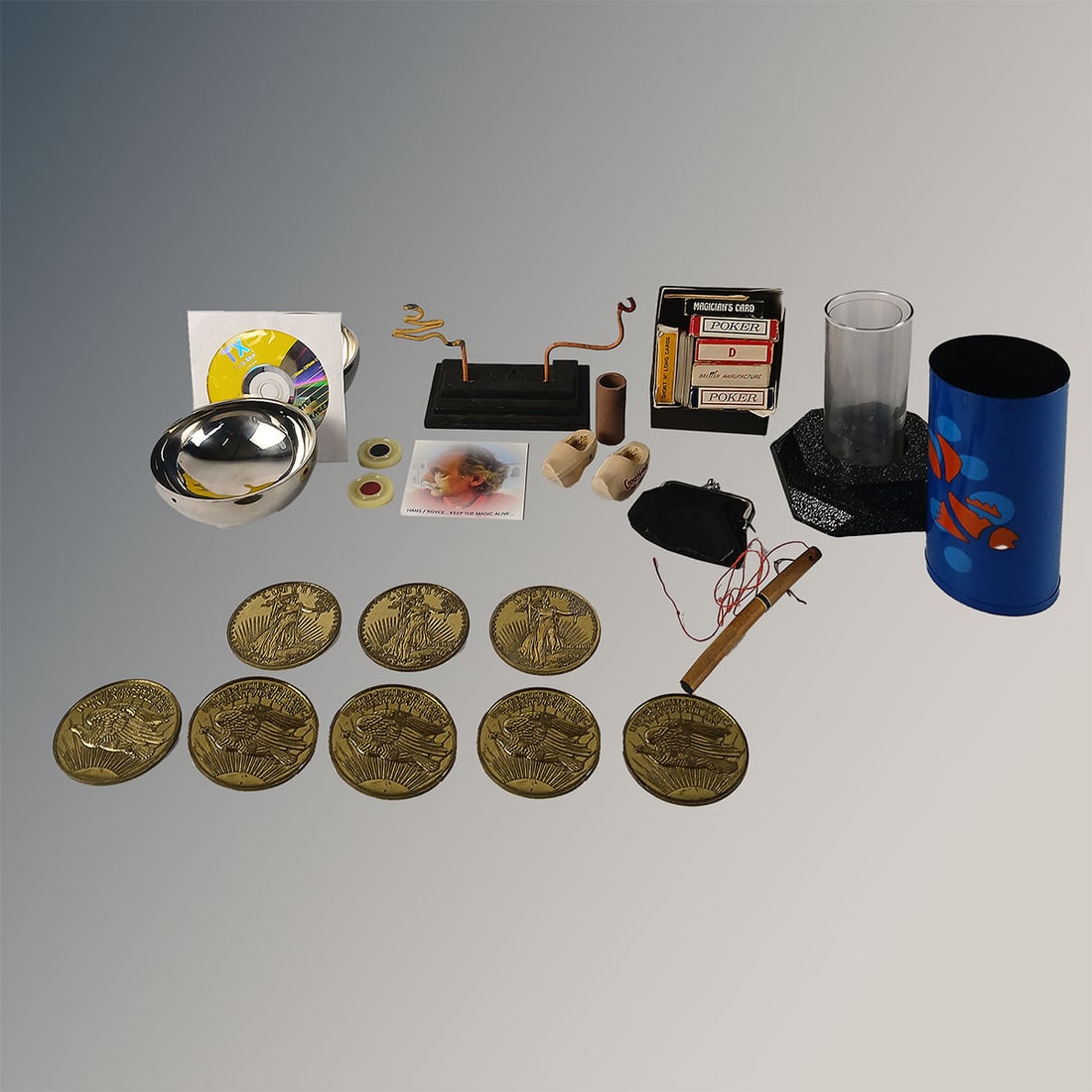 Box of Various Magic Collectibles from the Royce Collection: Box of various magic collectibles from the Royce collection. Various conditions. Dimensions (H x W x D): 18 x 25 x 40 cm. Location: The Netherlands, Tilburg.