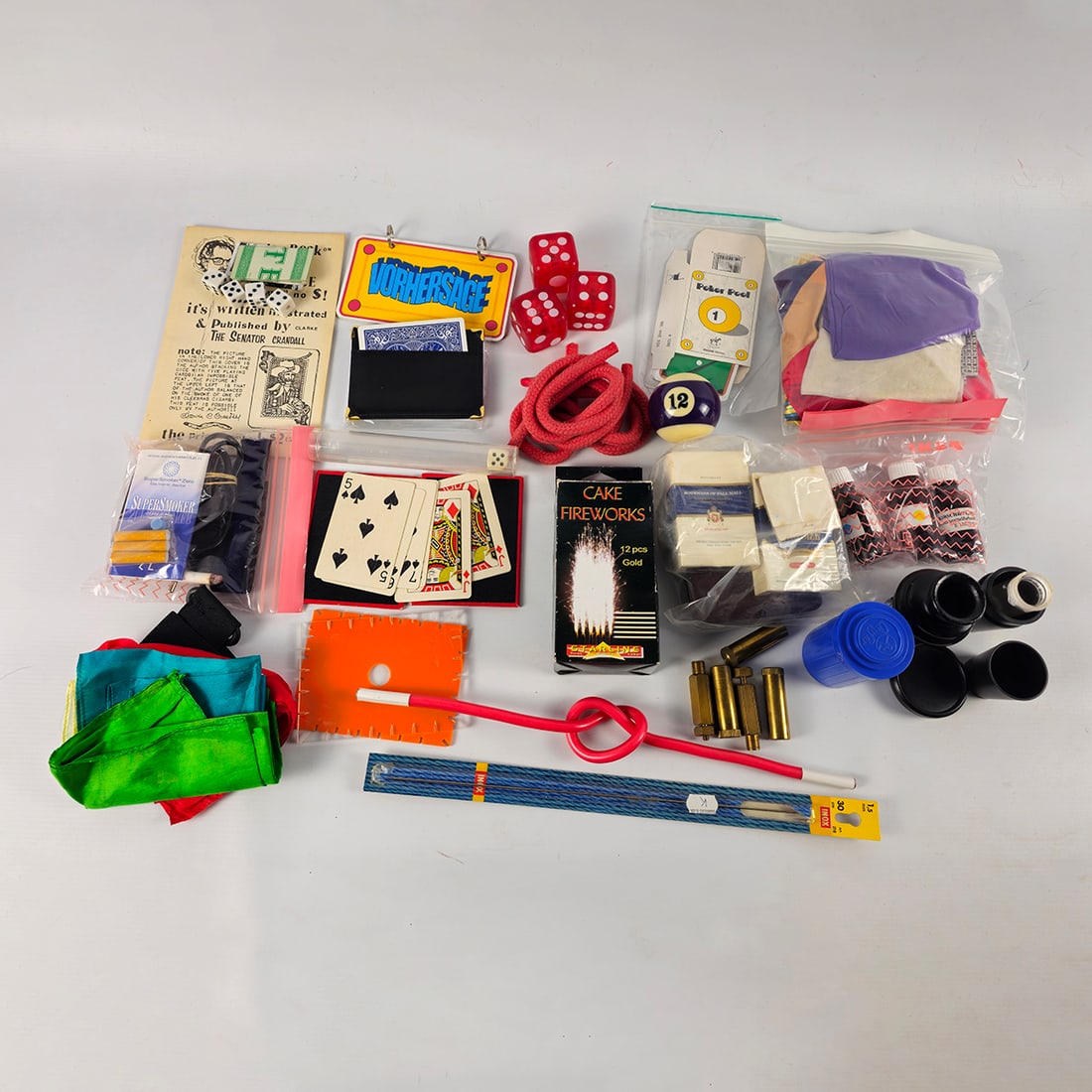 Box of Various Magic Collectibles from the Royce Collection: Box of various magic collectibles from the Royce collection. Various conditions. Dimensions (H x W x D): 13 x 39 x 30 cm. Location: The Netherlands, Tilburg.