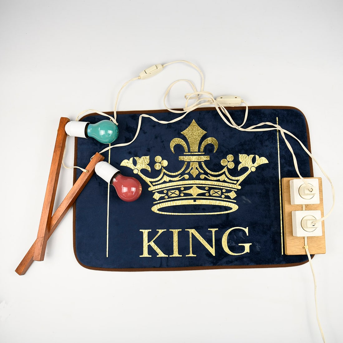 Royce Owned Magic Trick with Lamps from the Early 1970s: Royce owned magic trick with lamps from the early 1970s. Comes with an included matt. Dimensions (H x W x D): 12 x 31 x 28 cm. Condition: Very good. Location: The Netherlands, Tilburg.