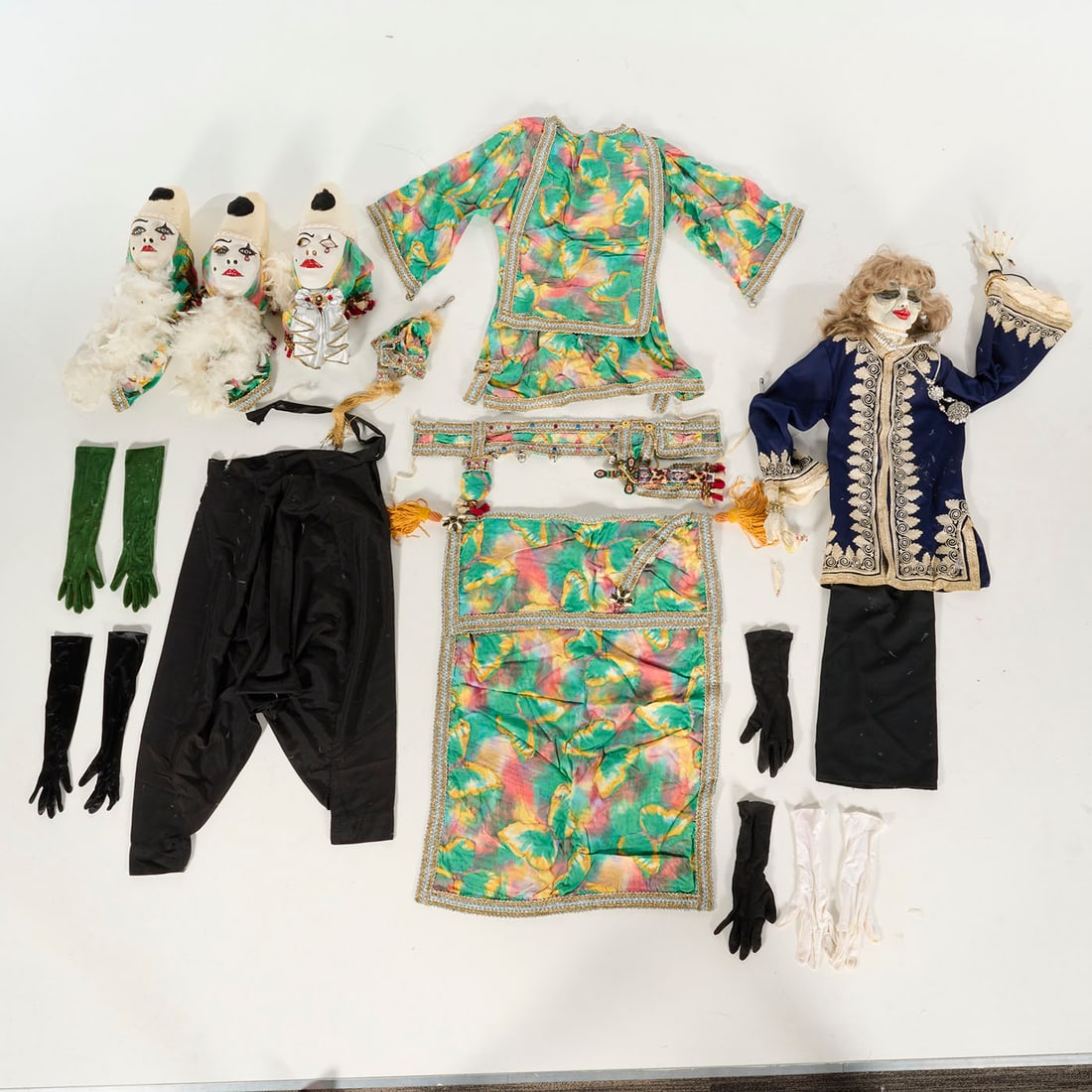 Vintage Magic Act Owned by Royce - Black Madonna, Three Valentino Figures, and Costume (1950s): Vintage magic act from the Royce collection - Black Madonna, three Valentino figures and a costume (1950s). The Madonna figure has a broken finger. Good overall visual condition. Condition: Good. Loca