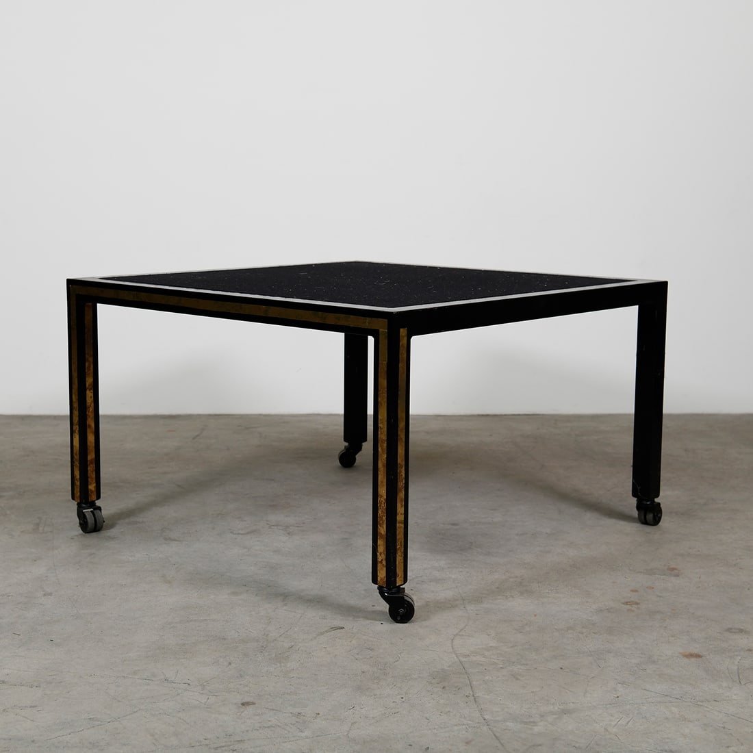 Large Wheeled Metal Platform for Stage Illusions from Royce Collection: Large wheeled metal platform for stage illusions from Royce collection. Very good visual collection, showing some wear. Dimensions (H x W x D): 60 x 100 x 100 cm. Condition: Very good. Location: The N