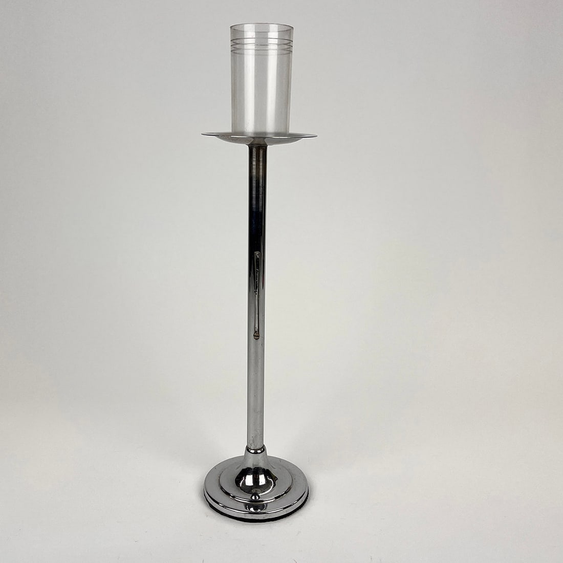 Silk to Glass Magic Trick ca. 1950: Magic trick to make a silk appear in the glass from ca. 1950. Maker unknow. Good condition. Dimensions (H x W x D): 37 x 11 x 11 cm. Condition: Good. Location: The Netherlands, Tilburg.