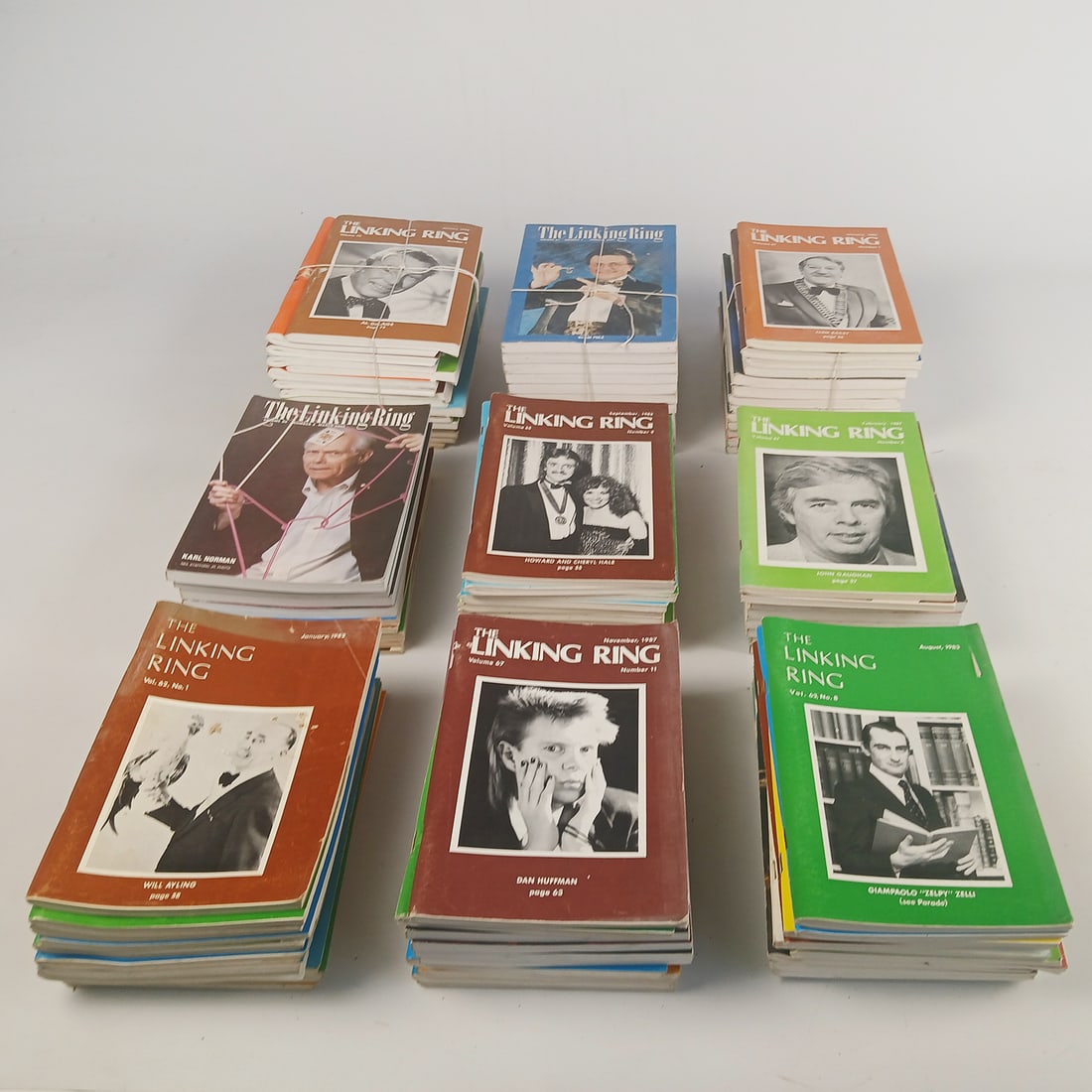 Plastic box with 100 volumes of LINKING RING (1 of 3)