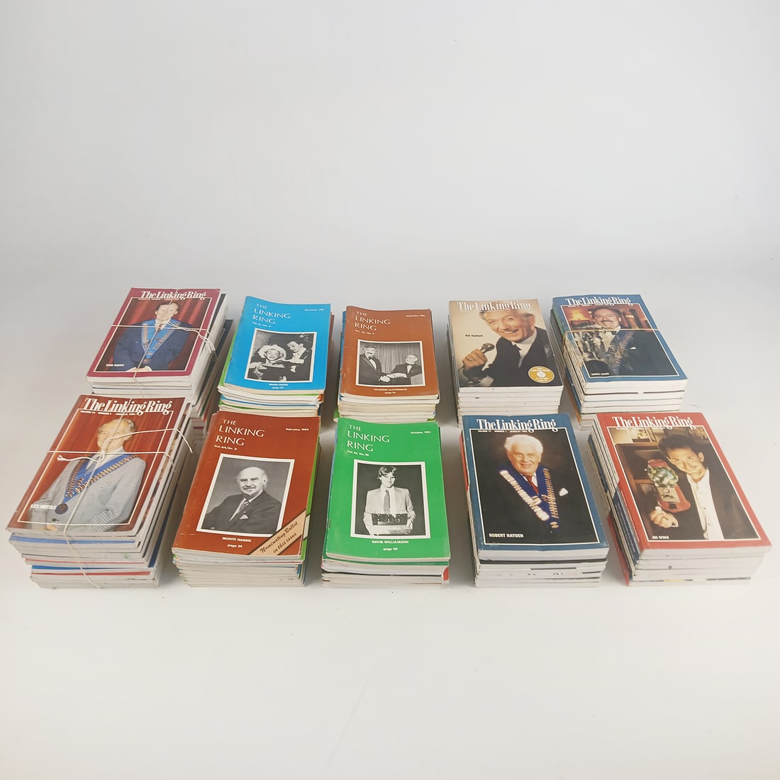 Plastic box with 100 volumes of LINKING RING (1 of 3)