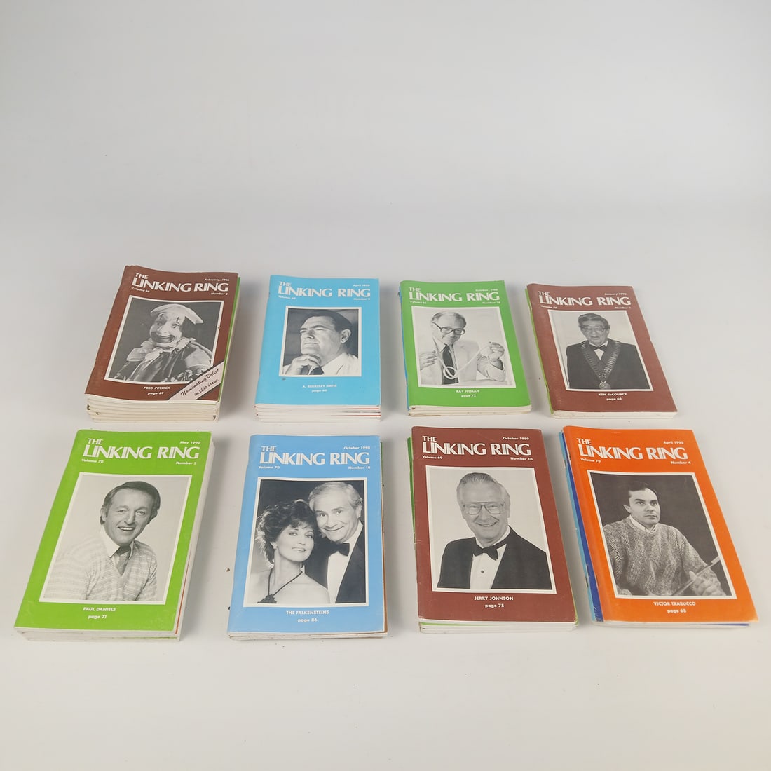 Lot of 30 Volumes of "The Linking Ring" Magazines (1986-1990): Lot of 30 issues of "The Linking Ring", the official magazine of the International Brotherhood of Magicians (IBM). These magazines feature magic tricks, interviews with well-known performers, historic
