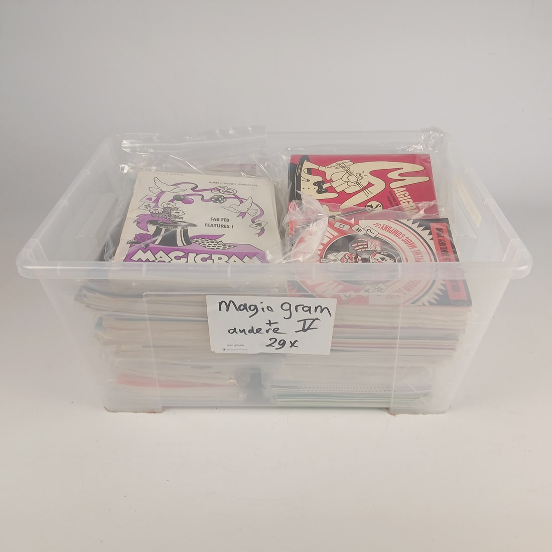 Plastic box with 29 x 6 volumes of MAGIC GRAMM plus other volumes: Collection of 29 vintage magic magazines and booklets, including titles such as Magigram, Magic Info, L&L Publishing, and other magic-related publications. These magazines contain magic tricks, magici