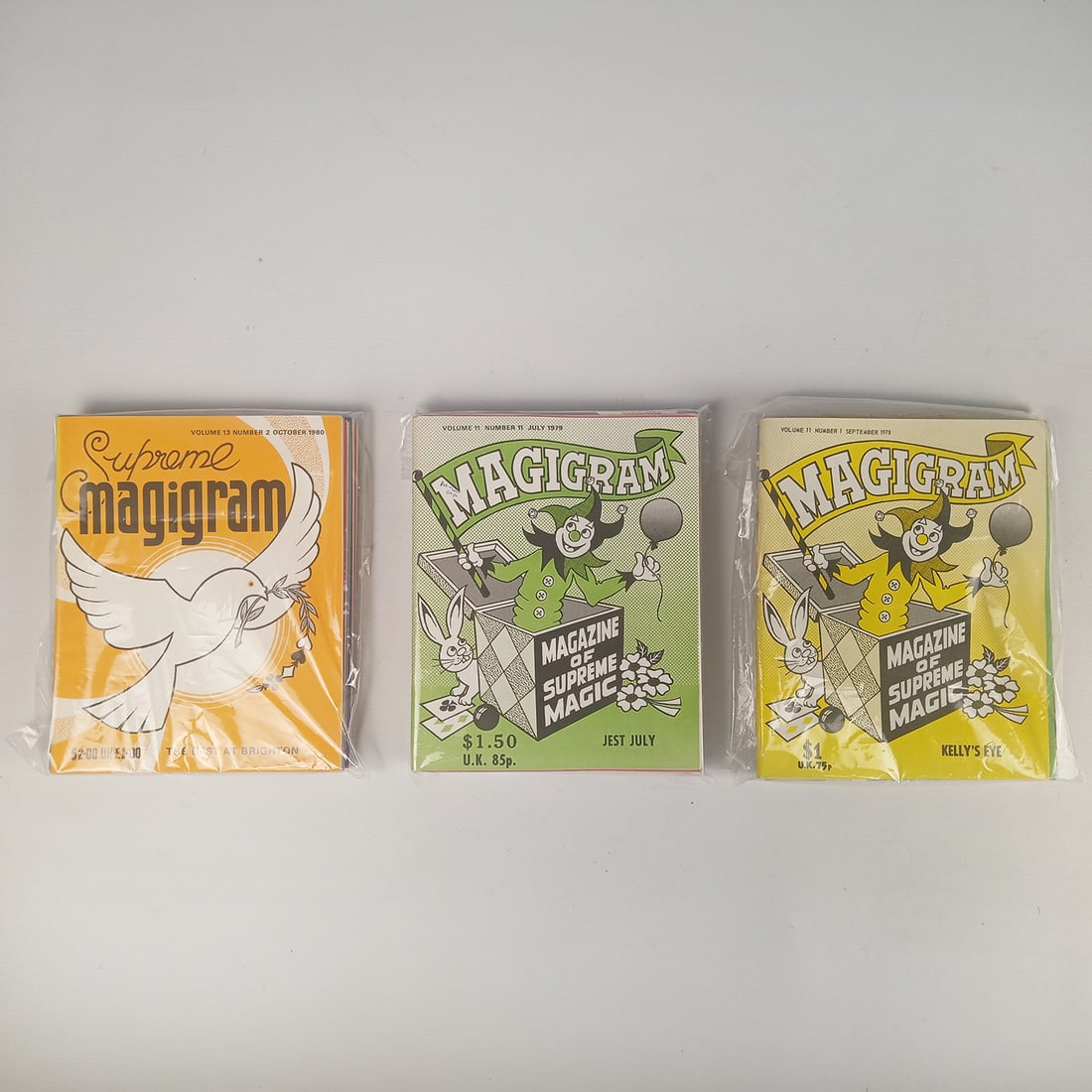 Plastic box with 19 x 6 volumes of MAGIC GRAMM plus other volumes: Collection of 19 sets of each 6 vintage magic magazines and booklets, mainly including Magigram and other magic-related publications. These contain magic tricks, articles, and magician features. Most