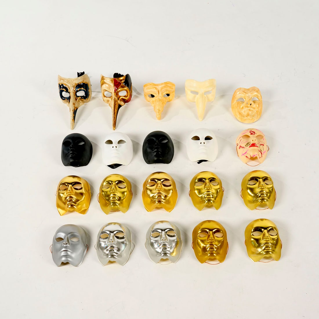 Lot of 20 Various Masks from the Royce Collection: Lot of 20 various masks from the Royce Collection, including two Venetian style masks. In excellent unused condition. Condition: Excellent. Location: The Netherlands, Tilburg.