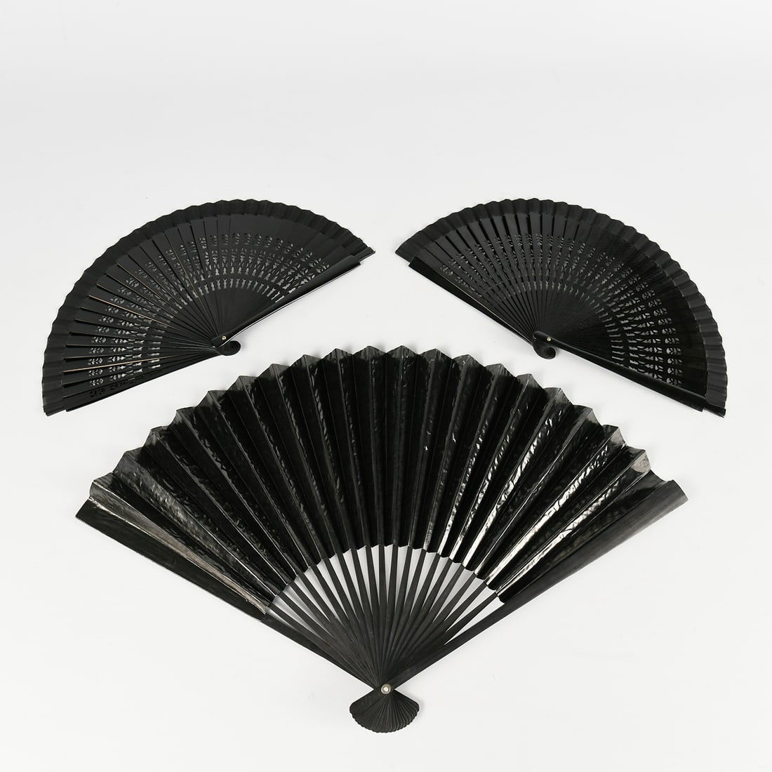 Lot of 3 Venetian Wooden Fans from the Royce Collection: Lot of 3 Venetian wooden fans from the Royce Collection. Dimensions of the smaller fan: 42 x 23 x 3 cm. Please use our provided images to judge the condition. Dimensions (H x W x D): 3,5 x 65 x 40 cm.