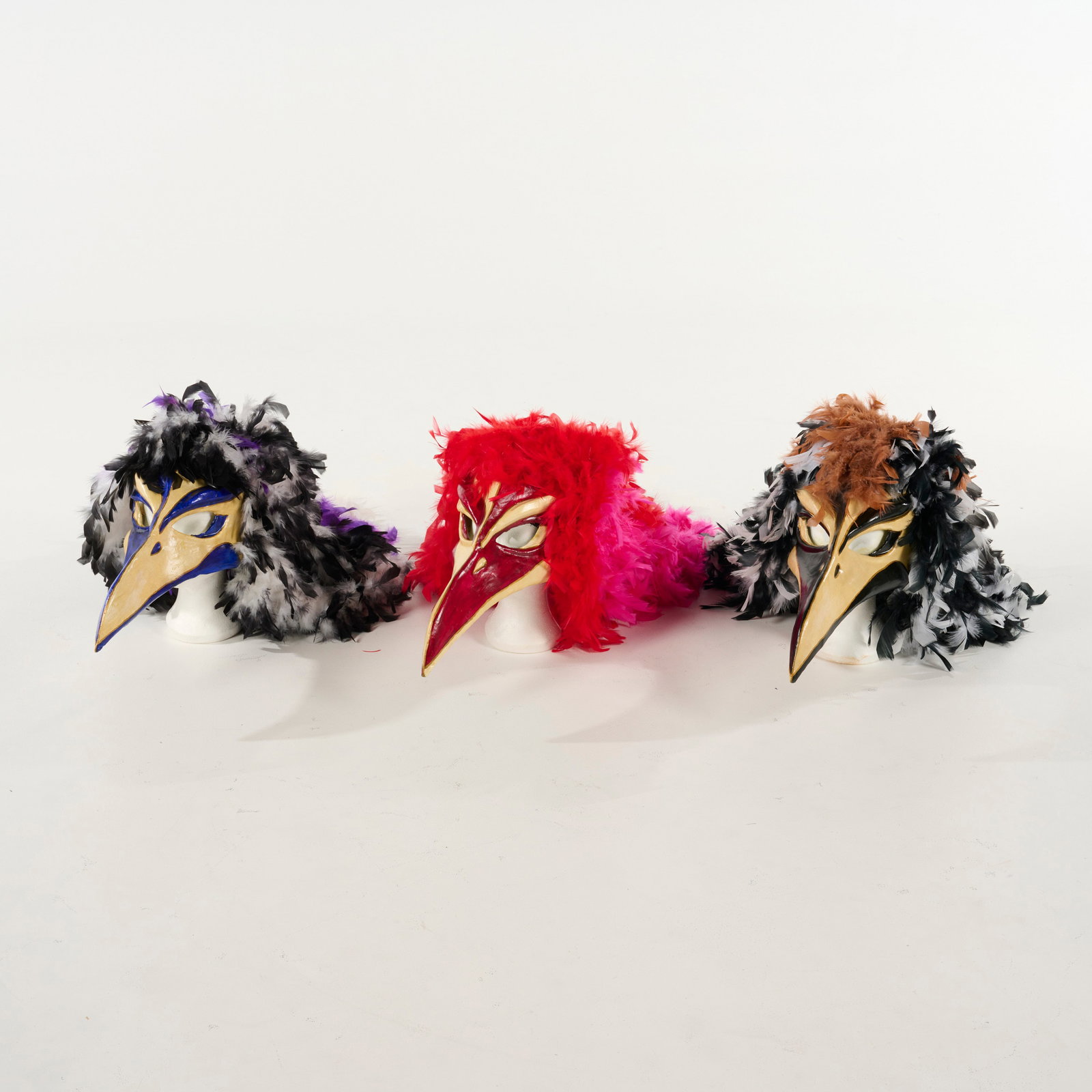 Set of 3 Handcrafted Plague Doctor Style Masks with Bird-Like Plumage from the Royce Collection: Set of 3 handcrafted plague doctor style masks with bird-like plumage from the Royce Collection. Please use our provided images to judge the condition. Location: The Netherlands, Tilburg.