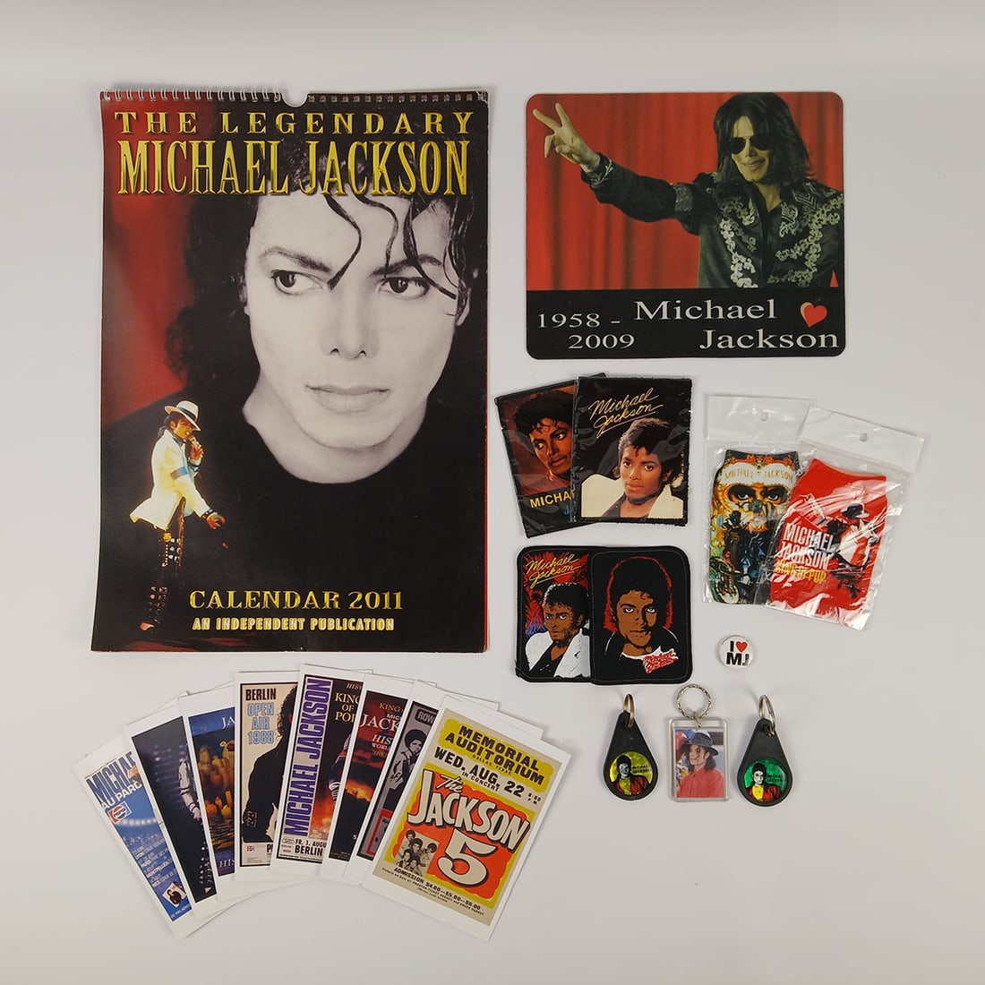 Lot of 20 Various Michael Jackson Collectibles: Lot of 20 various Michael Jackson collectibles in various sizes and conditions. Location: The Netherlands, Tilburg.