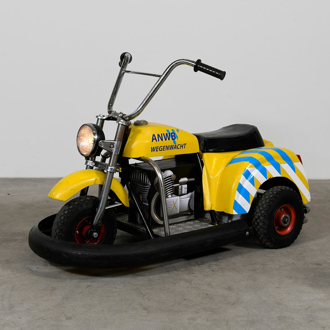 "ANWB Wegenwacht" 12-Volt Electric Children's Bike: The Electric Children's "ANWB Wegenwacht" vehicle is a modeled after the iconic Dutch roadside assistance service cars. Operates on a 12-volt battery system and includes functional lights. The bike is