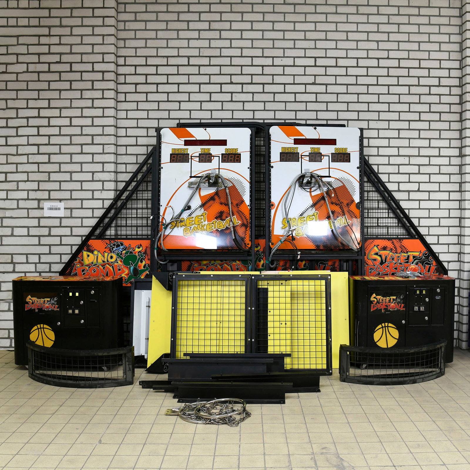 Set of 2 Street Basketball Arcade Games by Saint-Fun (1 of 11)