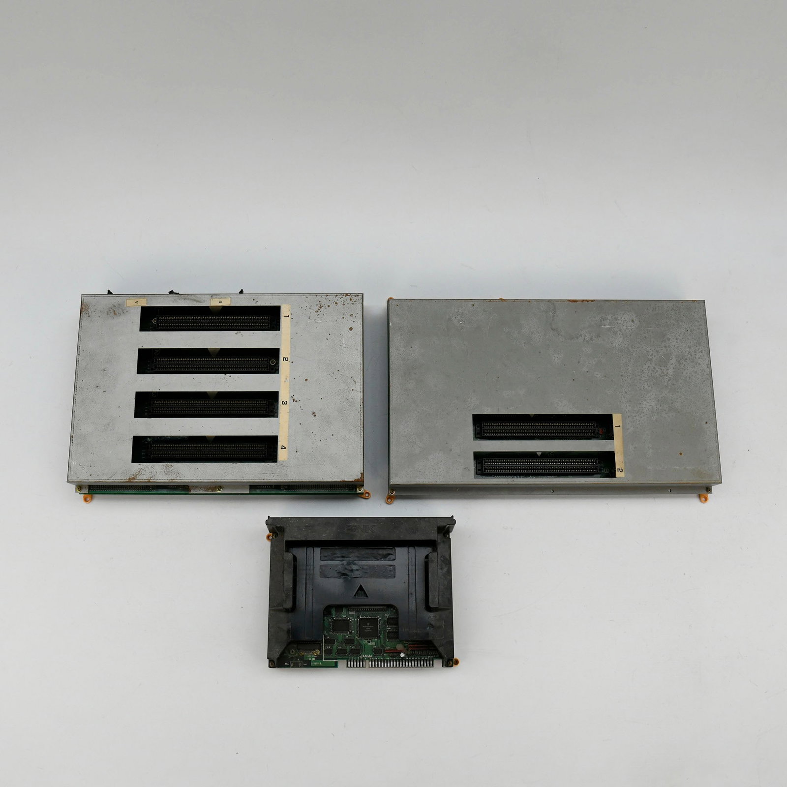 Lot of 3 Neo Geo Motherboards - 1 Slot, 2 Slots, 4 Slots: Lot of 3 Neo Geo Motherboards - 1 Slot, 2 Slots, 4 Slots. Working condition untested. Location: The Netherlands, Tilburg.