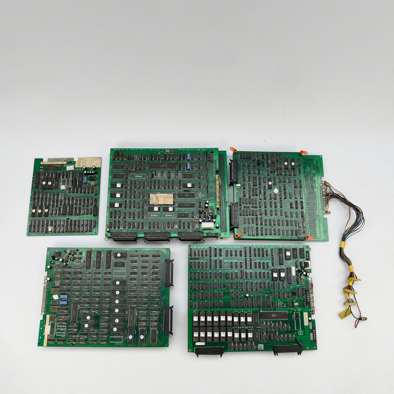 Lot of 5 Arcade PCB's - Arkanoid, Eswat, Xain'd Sleena, Ssychic 5, Shinobi: Lot of 5 Arcade PCB's - Arkanoid, Eswat, Xain'd Sleena, Ssychic 5, Shinobi. Working condition untested. Dimensions (H x W x D): 17 x 30 x 38 cm. Location: The Netherlands, Tilburg.