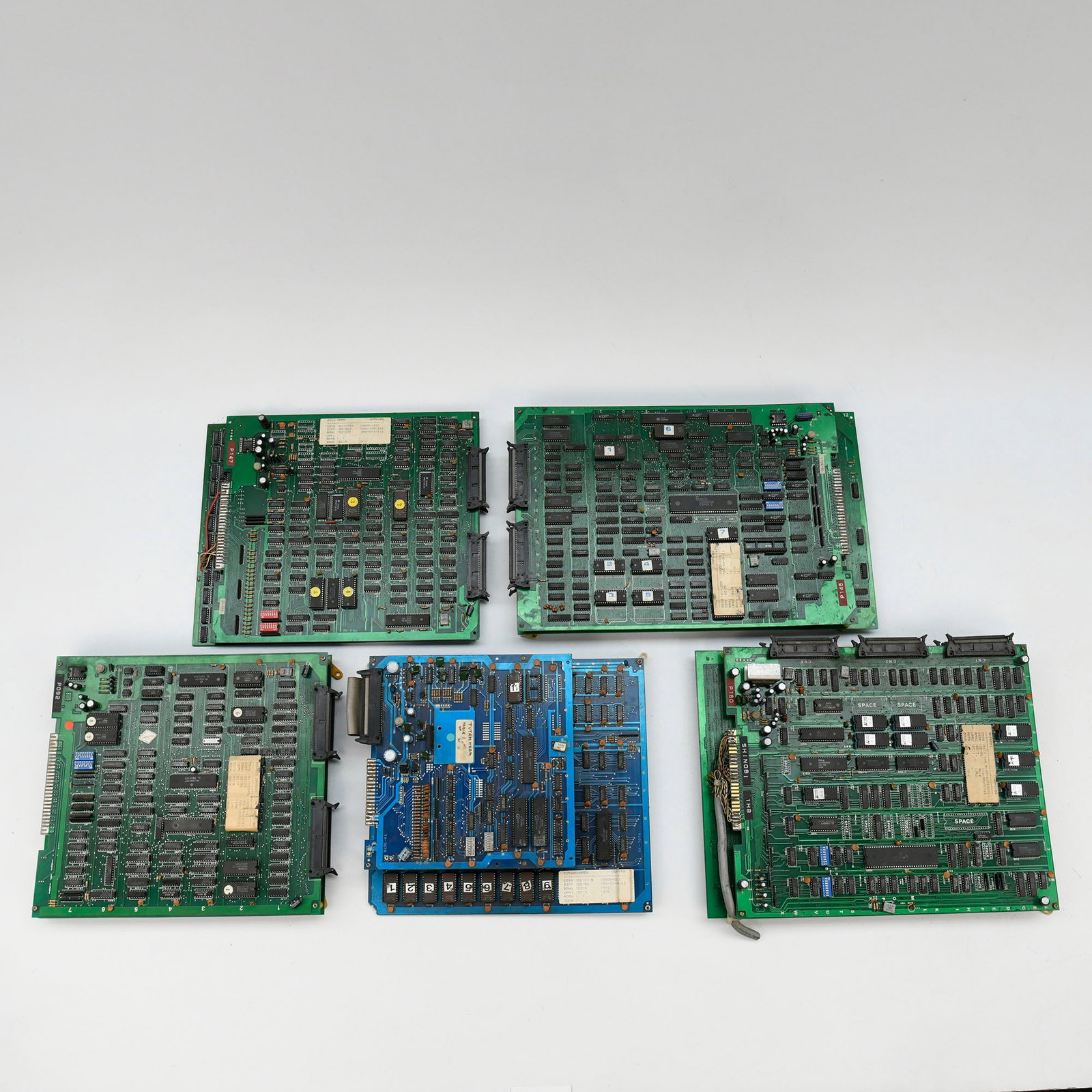 Lot of 5 Arcade PCB's - Chelvov, Double Dragon, Silk Worm, Shinobi, Tutankhamen: Lot of 5 Arcade PCB's - Chelvov, Double Dragon, Silk Worm, Shinobi, Tutankhamen. Working condition untested. Dimensions (H x W x D): 18 x 43 x 30 cm. Location: The Netherlands, Tilburg.