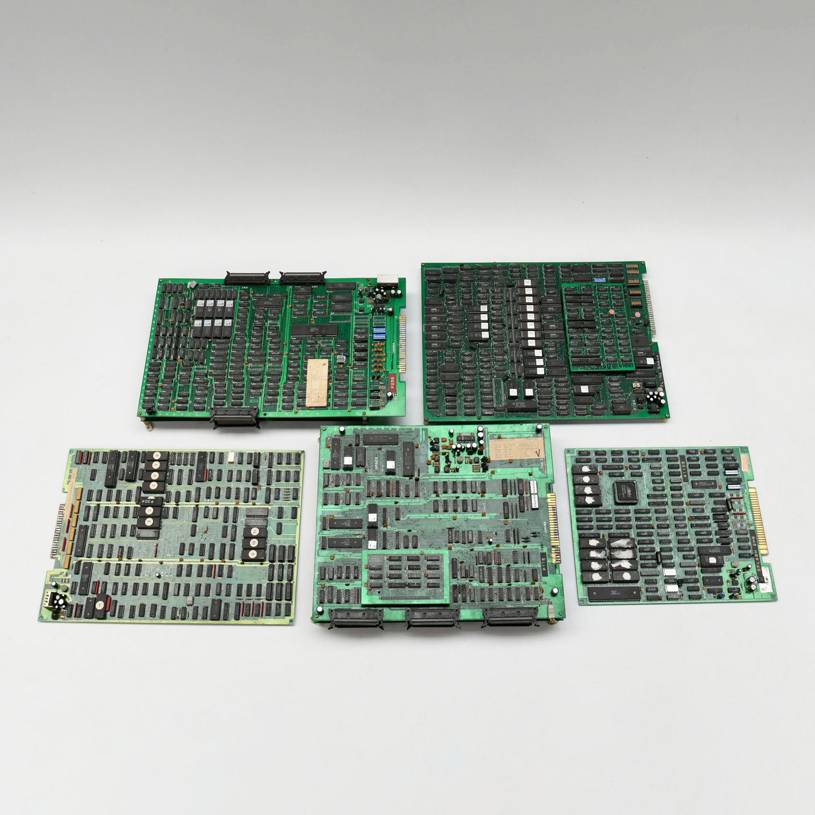 Lot of 5 Arcade PCB's - Flying Shark, Robocop, Splash, Guerilla War, Choplifter: Lot of 5 Arcade PCB's - Flying Shark, Robocop, Splash, Guerilla War, Choplifter. Working condition untested. Dimensions (H x W x D): 14 x 46 x 32 cm. Location: The Netherlands, Tilburg.