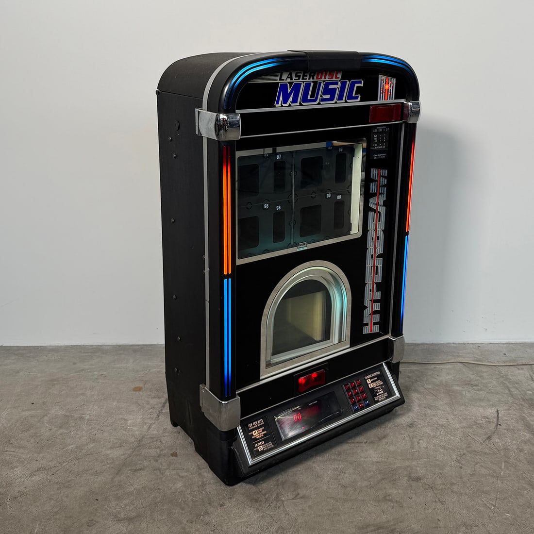 NSM Performer Wall 2000 100 CD Jukebox (1995-1996): NSM Performer Wall 2000 100 CD jukebox 1995-1996. Visual condition: very good visual condition showing some wear on the case. Technical condition: currently in a not playing condition. Serial no.: 601