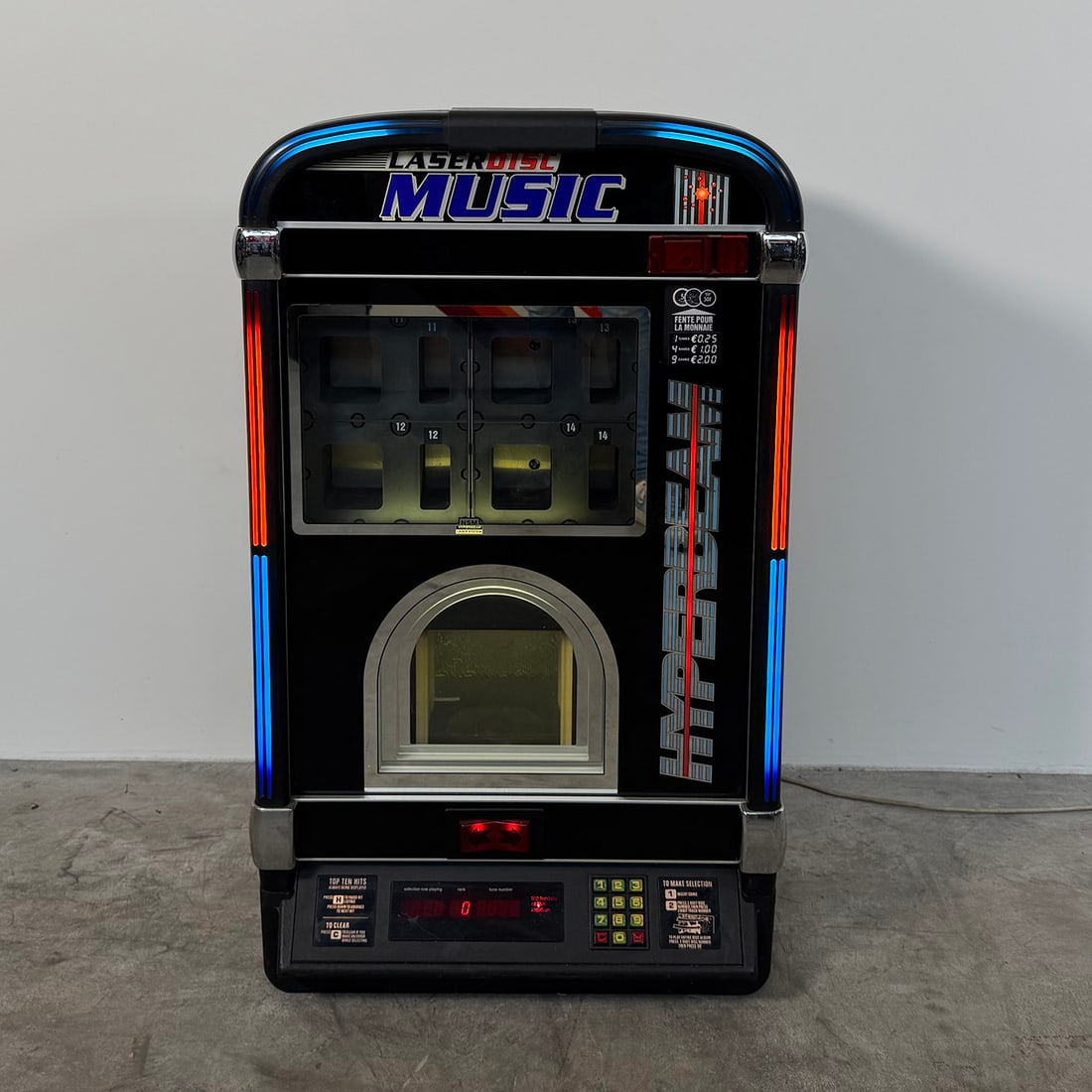 NSM Performer Wall 2000 100 CD Jukebox (1995-1996): NSM Performer Wall 2000 100 CD jukebox 1995-1996. Visual condition: very good visual condition showing some wear on the case. Technical condition: currently in a not playing condition. Serial no.: 601