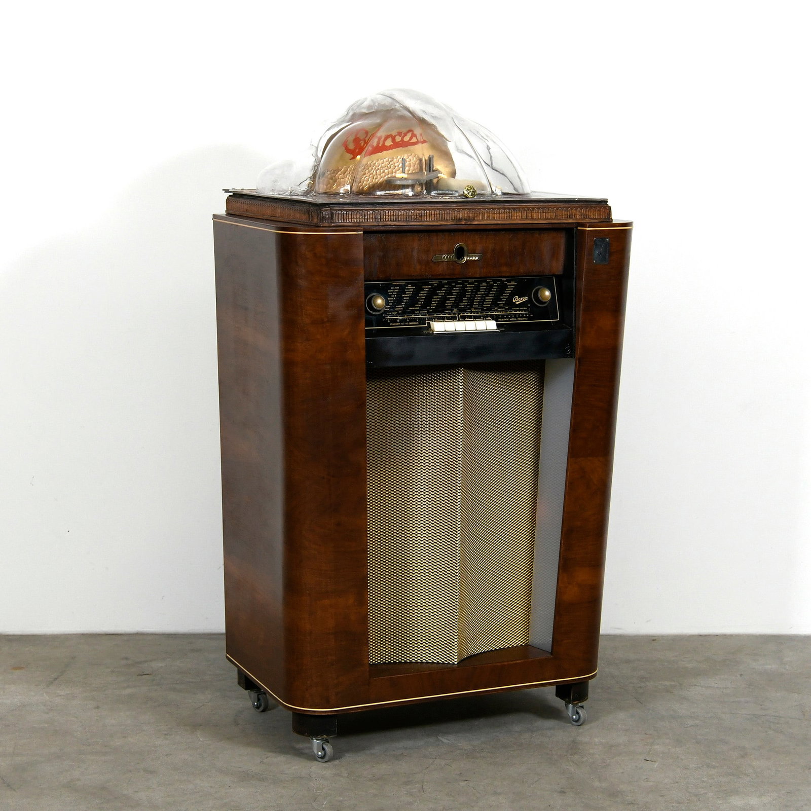 Belgian Barco Junior Jukebox and Radio (1953): Belgian Barco Junior Jukebox and Radio (1953). 10 selections of 33, 45, and 78 RPM. The jukebox has been partially restored. The top cover is currently loose. The jukebox is currently in a not playing