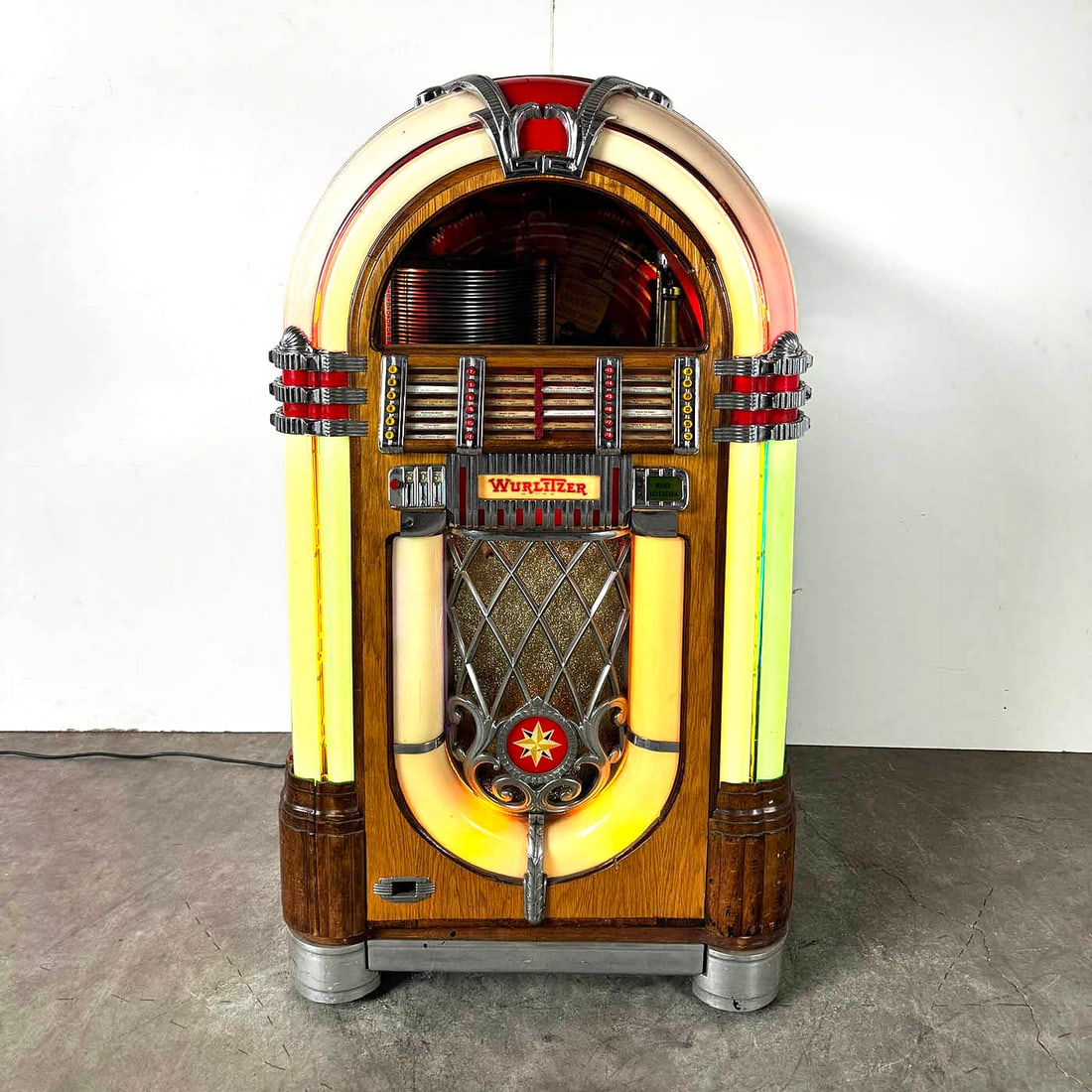 Wurlitzer Model 1015 Jukebox (1946) (1 of 16)