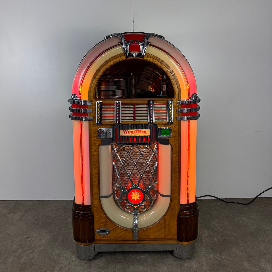 Wurlitzer Model 1015 Jukebox (1946) (1 of 14)