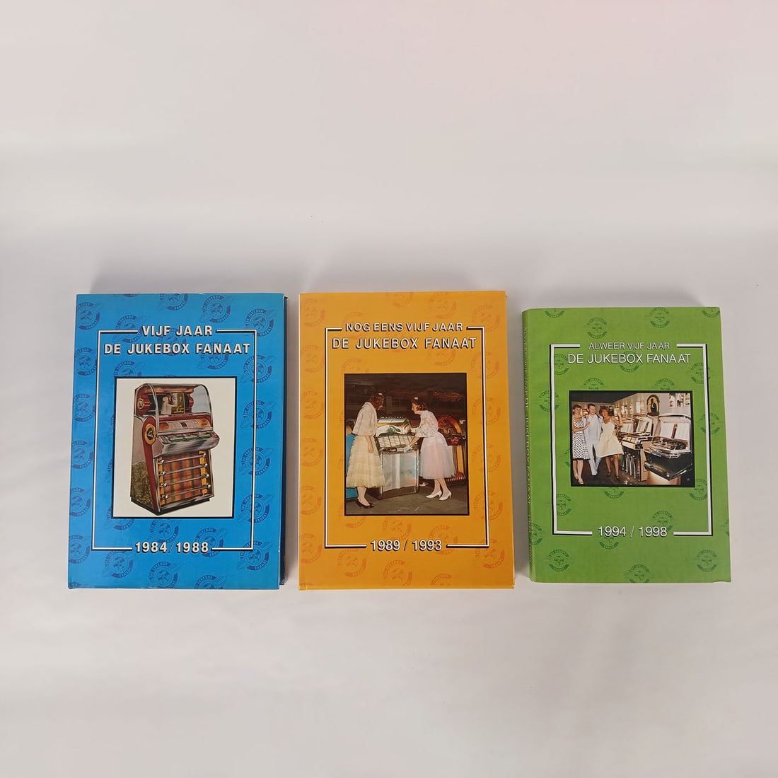 De Jukebox Fanaat 3-Volume Collection (1984-1998): This lot presents a three-volume collection from "De Jukebox Fanaat," comprising compilations dedicated to jukebox enthusiasts. The first blue volume, titled "VIJF JAAR DE JUKEBOX FANAAT" (Five Years 