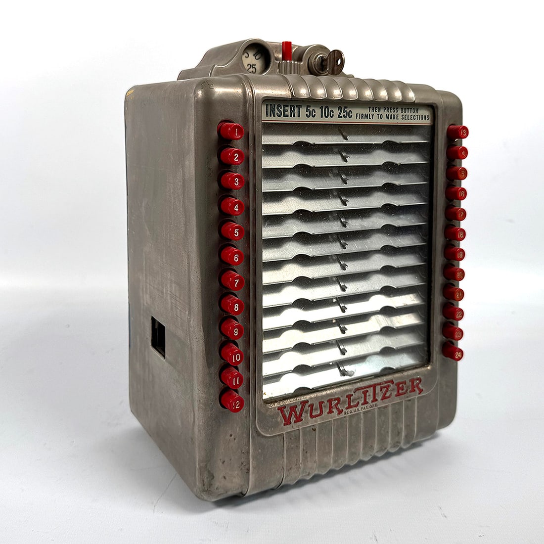 Wurlitzer 3020 Wallbox (1946-1950): Wurlitzer 3025 5 cent 24 selection wallbox (1946-1950). Good visual condition, shows wear and on the metal case. No keys, serial no. 1132519. Dimensions (H x W x D): 34 x 23 x 16 cm. Location: The Net