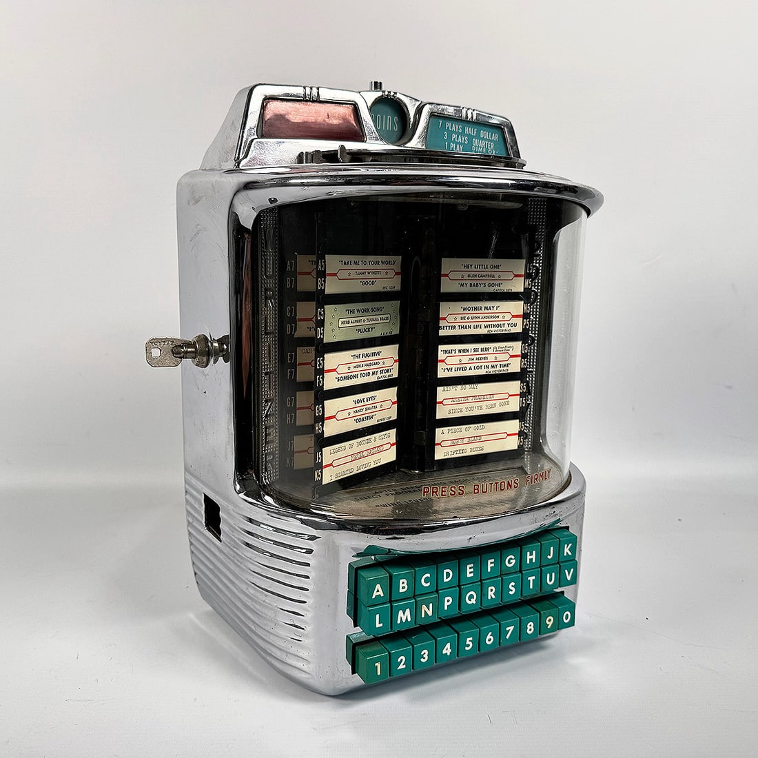 Wurlitzer 5202 Wallbox (1959-1960): Wurlitzer 5202 Wallbox (1959-1960), 100 selections. No key, Serial no. 17051. Very good condition. Minor visual scratches on the chrome part. For use with the Wurlitzer 2410 through 2810 100 selection